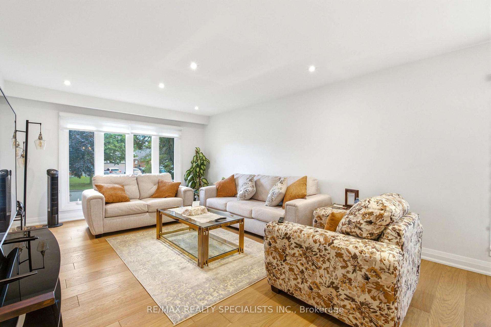 Photo 9 of 29 Blackthorn Lane, Brampton, Brampton North — HOMEH