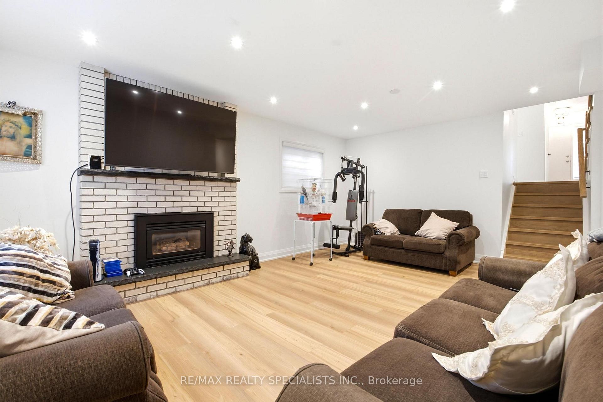 Photo 23 of 29 Blackthorn Lane, Brampton, Brampton North — HOMEH