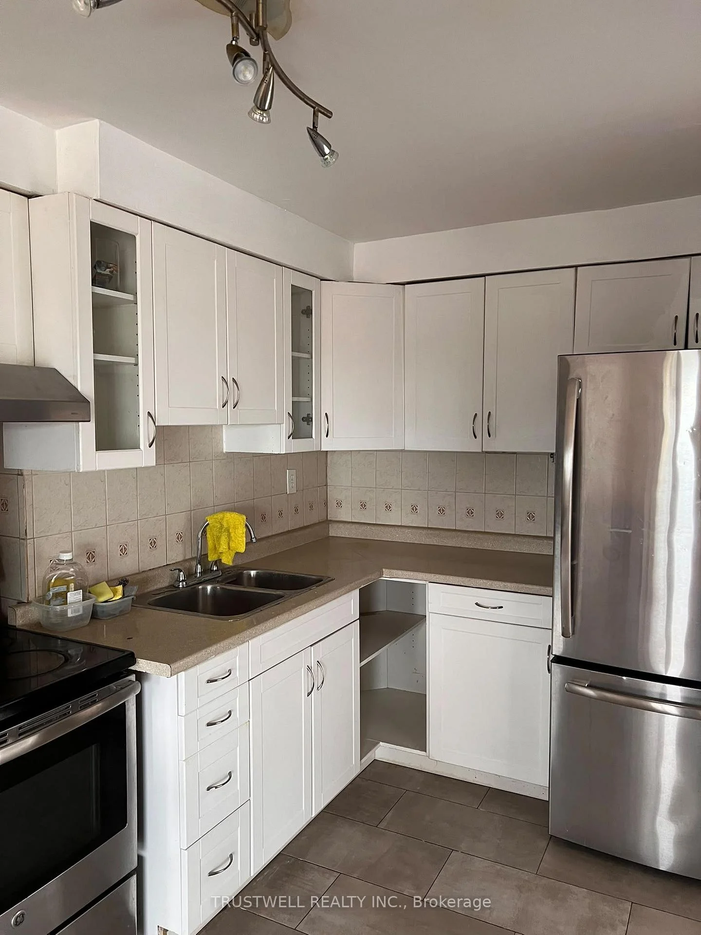 Photo 43 of Unit 105, 3040 Constitution Boulevard, Mississauga, Applewood — HOMEH
