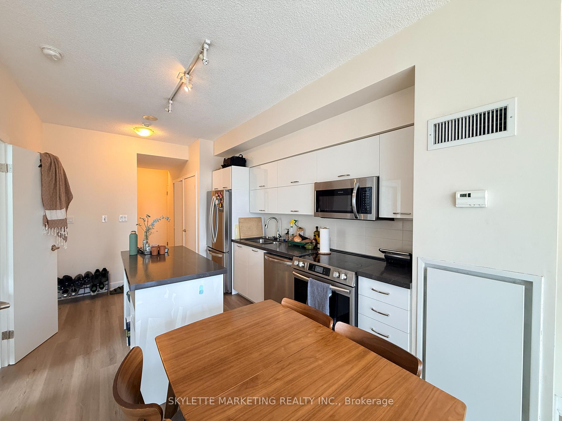 Photo 8 of Unit 1203, 126 Simcoe Street, Toronto, Waterfront Communities — HOMEH