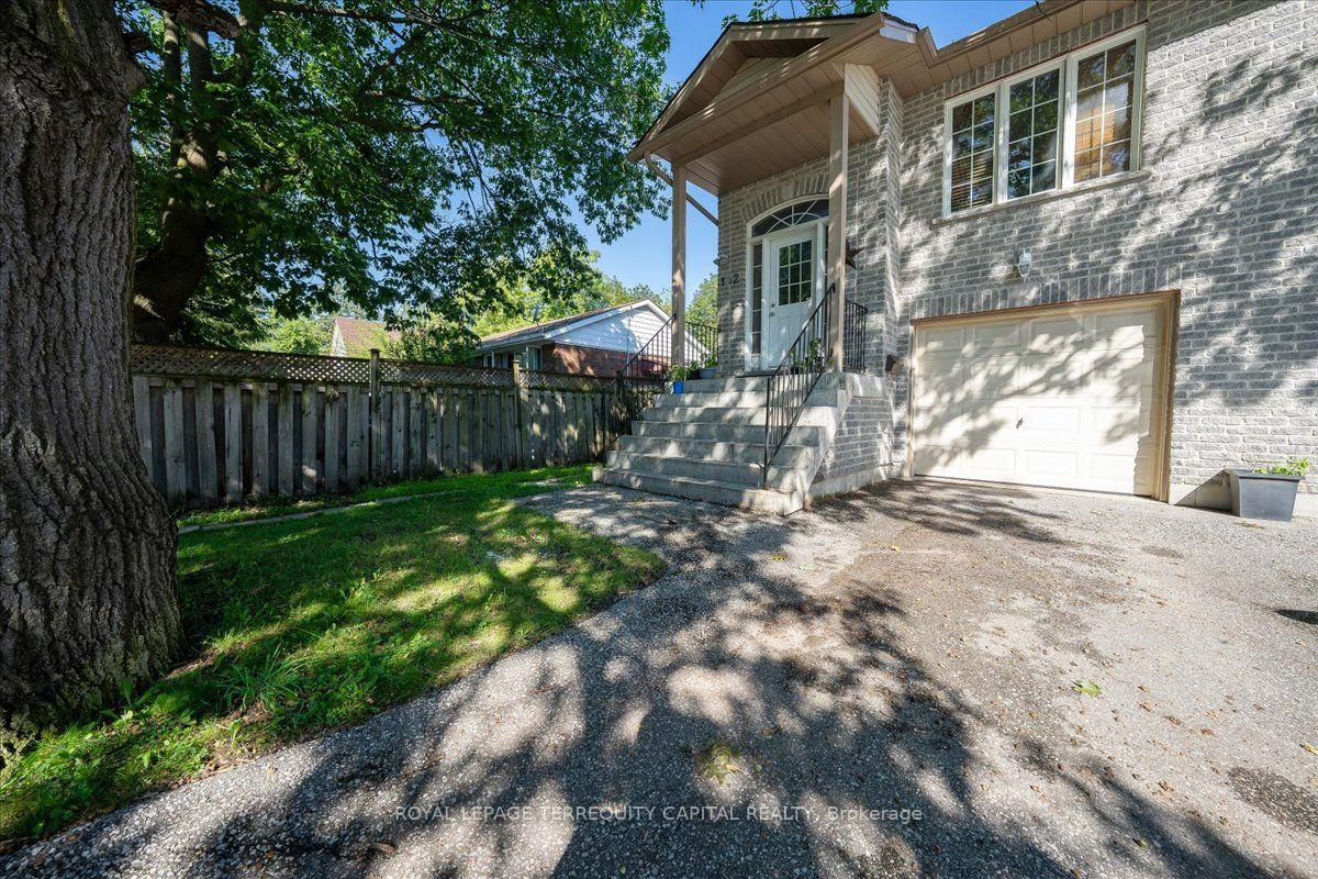 Photo 3 of 102 Henry Street, Barrie, Queen's Park — HOMEH