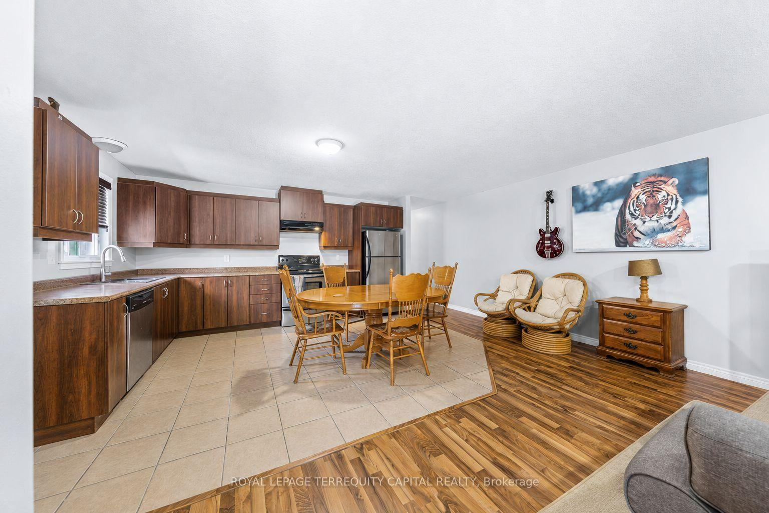 Photo 5 of 102 Henry Street, Barrie, Queen's Park — HOMEH