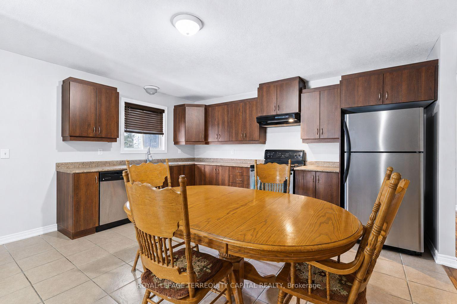 Photo 6 of 102 Henry Street, Barrie, Queen's Park — HOMEH