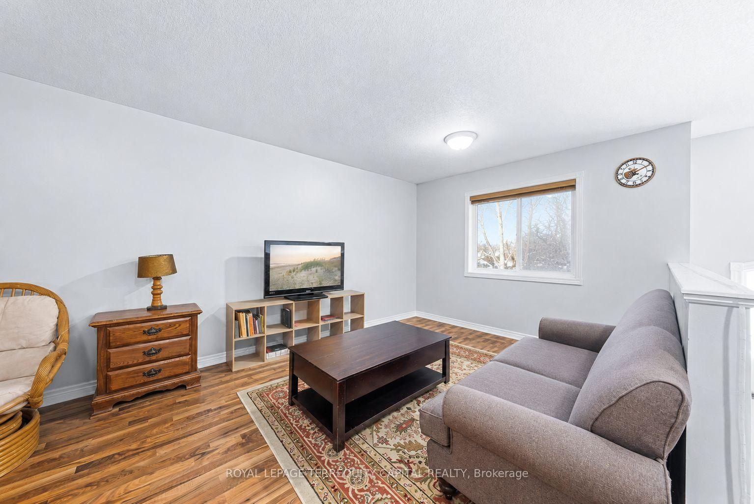 Photo 7 of 102 Henry Street, Barrie, Queen's Park — HOMEH