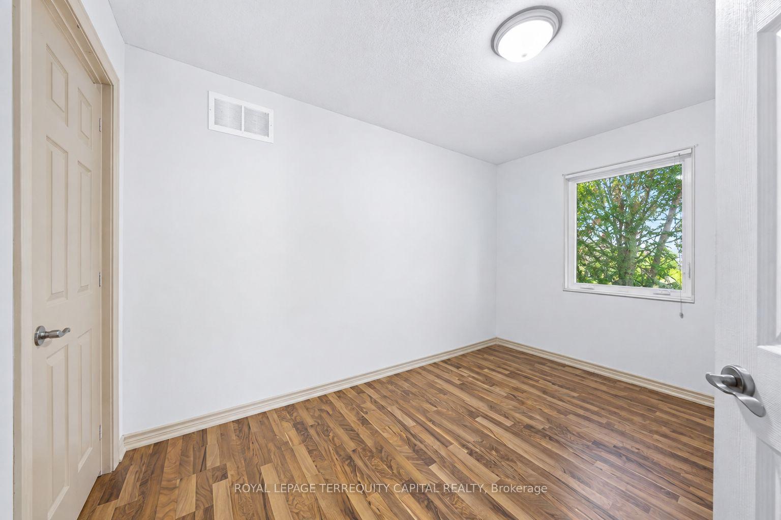 Photo 9 of 102 Henry Street, Barrie, Queen's Park — HOMEH