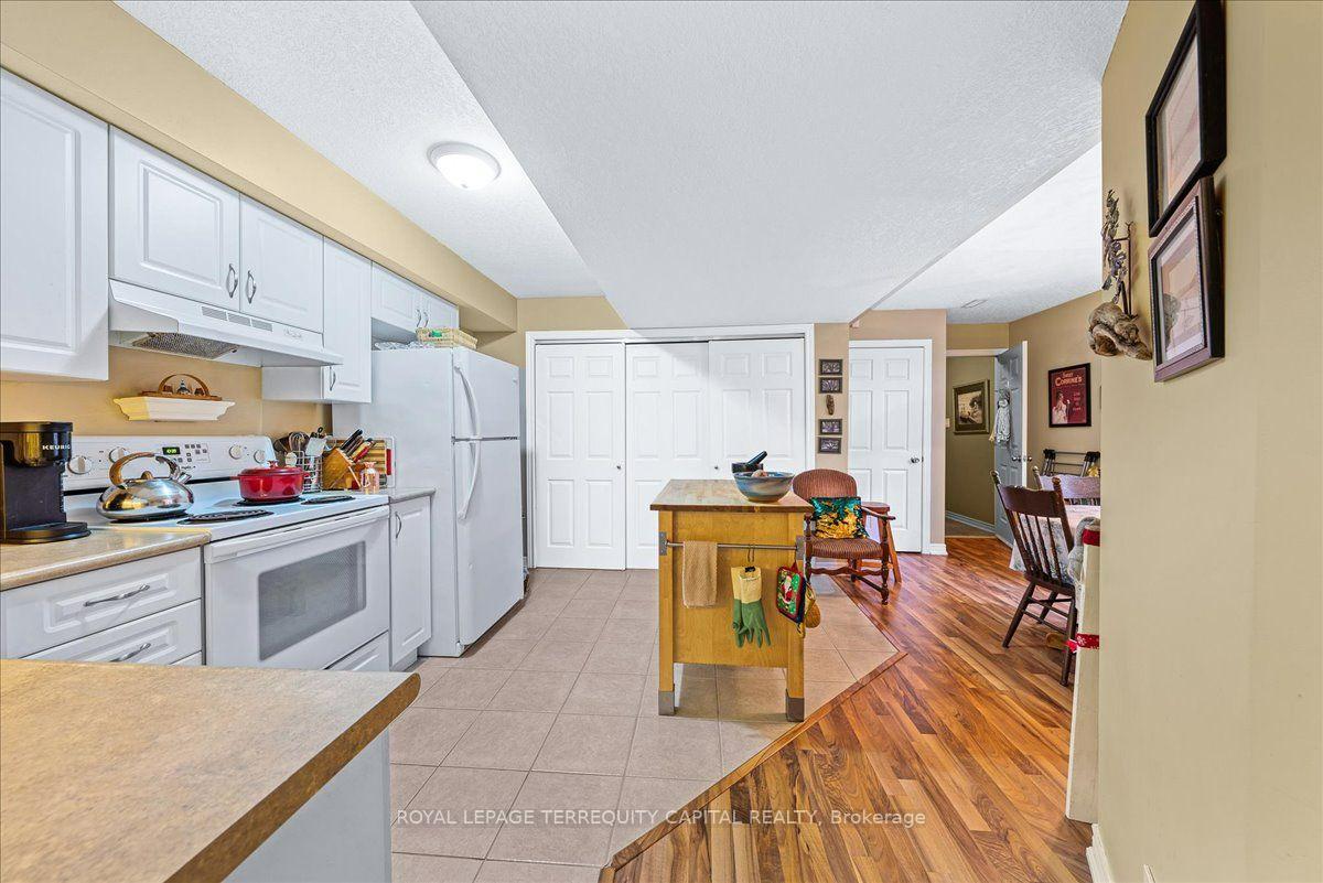 Photo 17 of 102 Henry Street, Barrie, Queen's Park — HOMEH