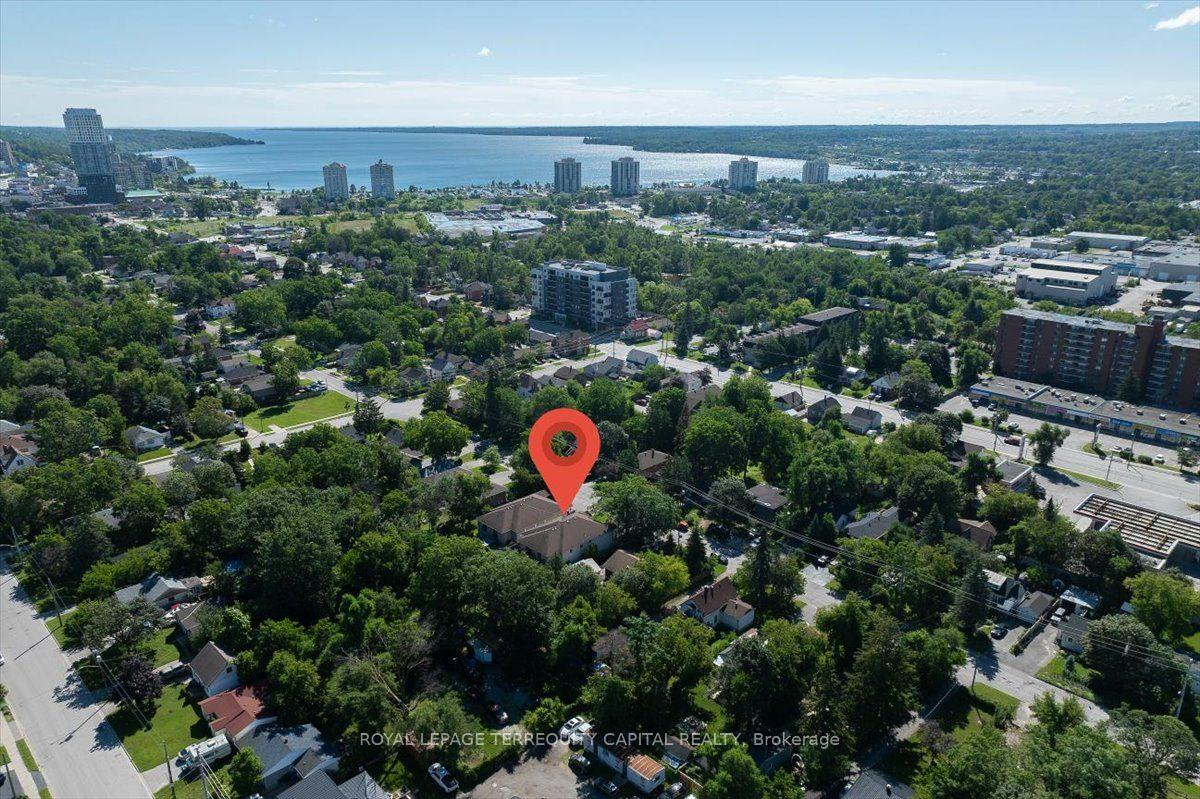 Photo 32 of 102 Henry Street, Barrie, Queen's Park — HOMEH