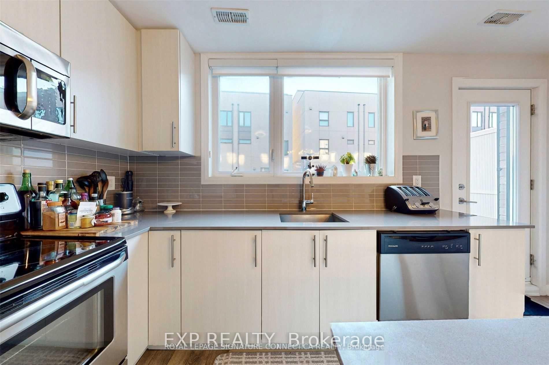 Photo 12 of 16 Caroline Carpenter Grove, North York, Downsview-Roding-CFB — HOMEH