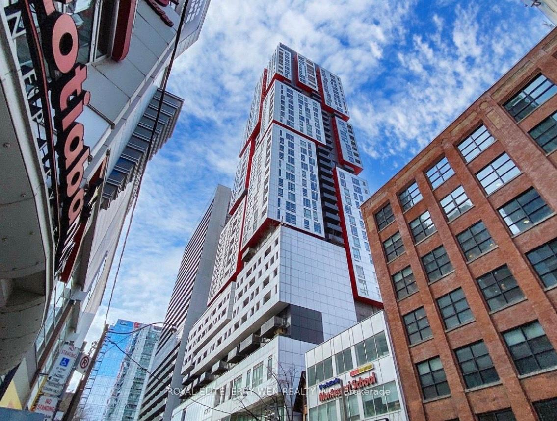 Front of Unit 911, 318 Richmond Street W