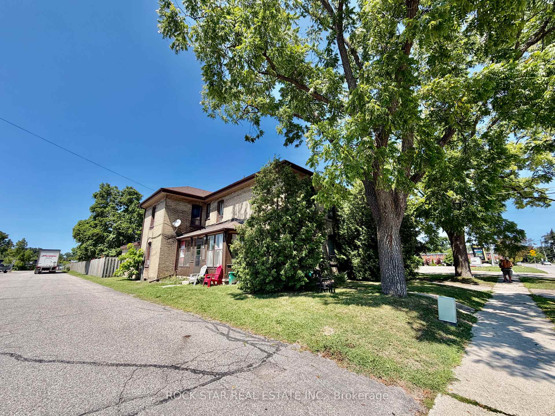 Photo 2 of 135 Sherwood Drive, Brantford, Old West Brant — HOMEH