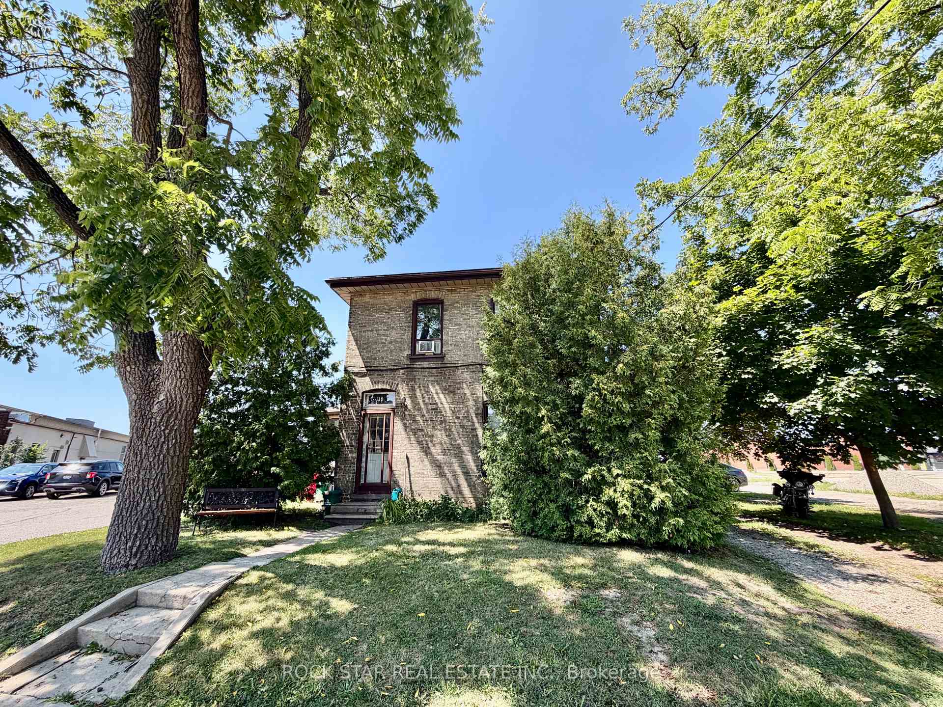 Photo 3 of 135 Sherwood Drive, Brantford, Old West Brant — HOMEH
