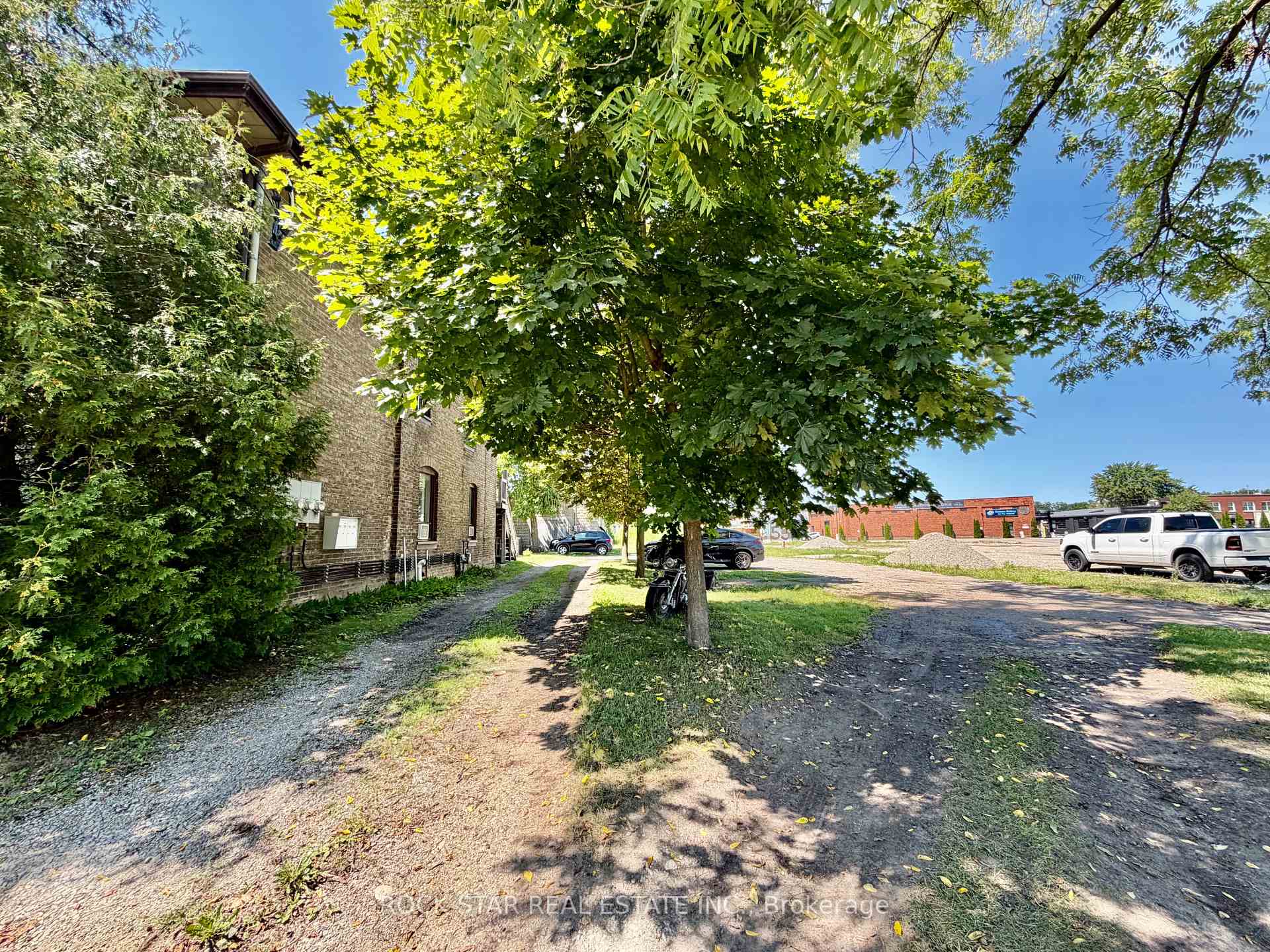 Photo 4 of 135 Sherwood Drive, Brantford, Old West Brant — HOMEH