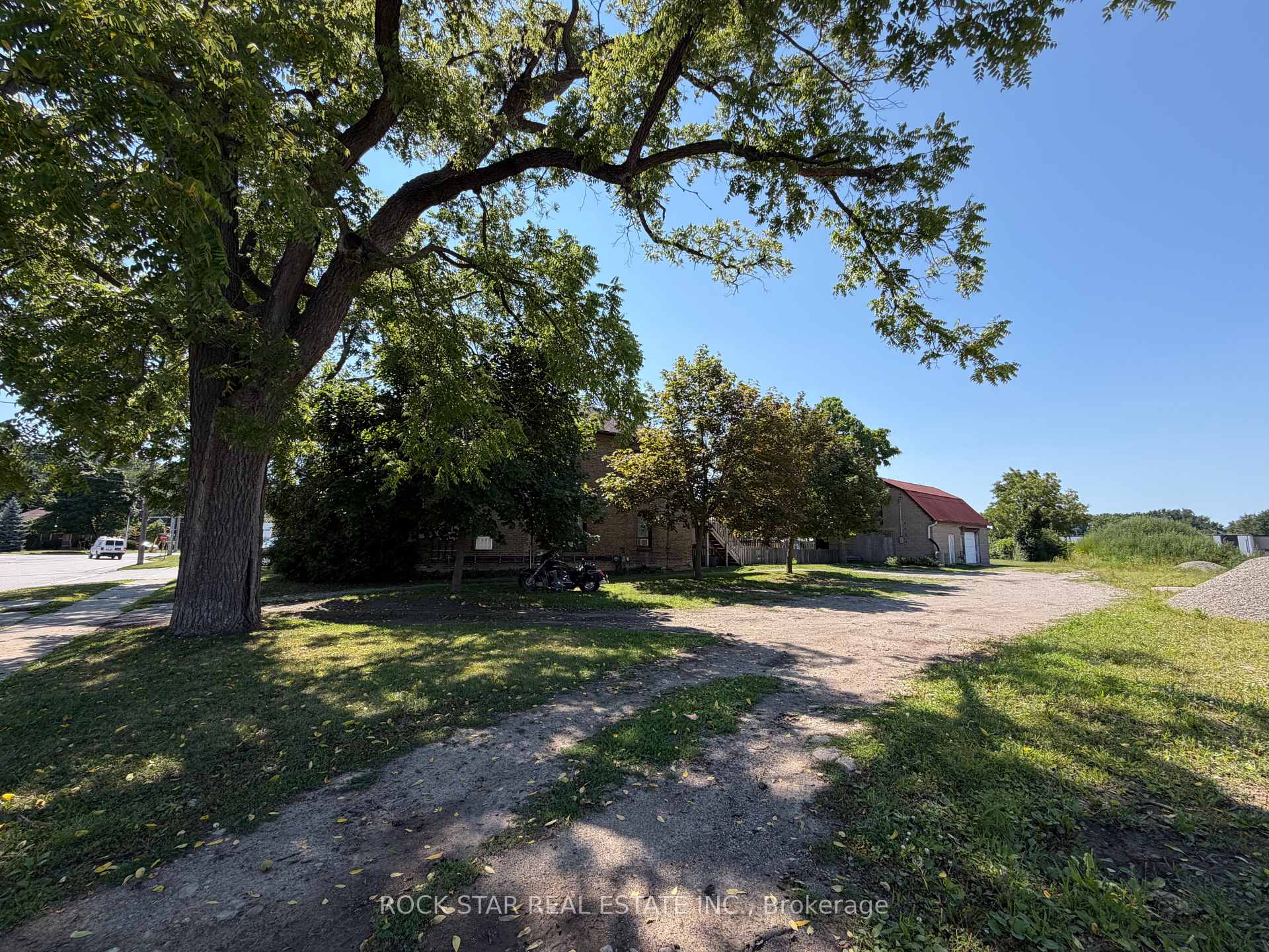 Photo 6 of 135 Sherwood Drive, Brantford, Old West Brant — HOMEH
