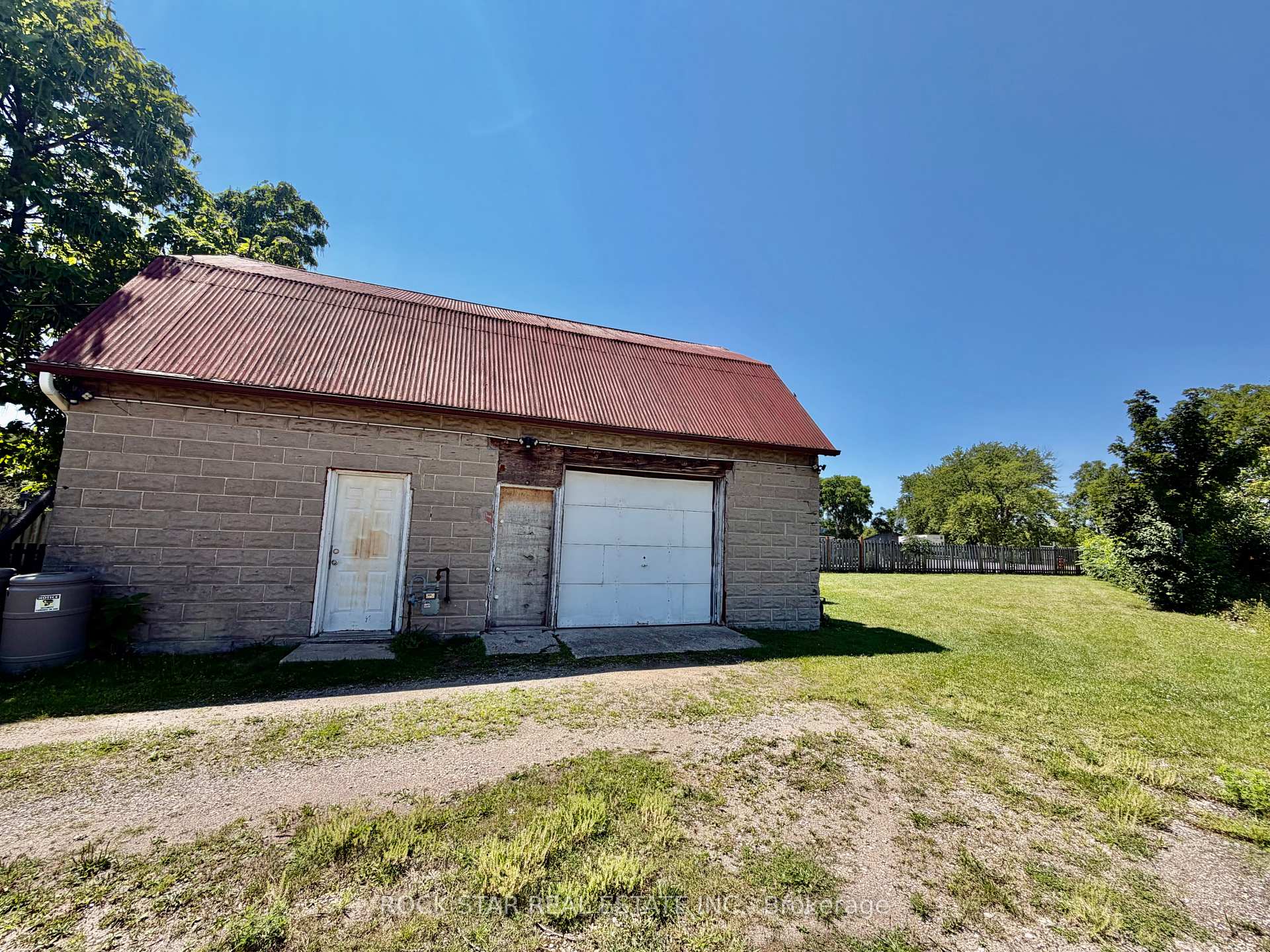 Photo 13 of 135 Sherwood Drive, Brantford, Old West Brant — HOMEH
