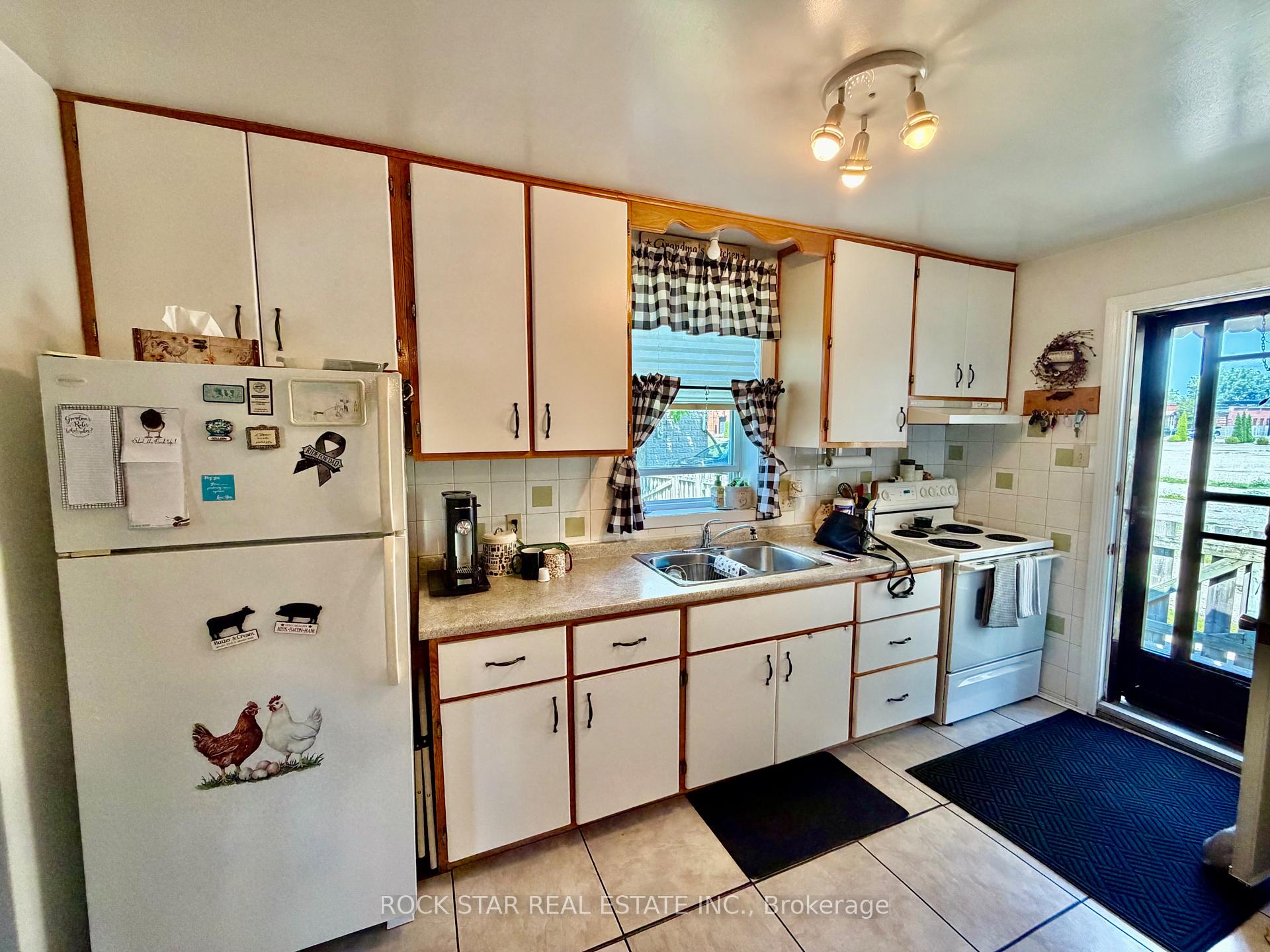 Photo 24 of 135 Sherwood Drive, Brantford, Old West Brant — HOMEH