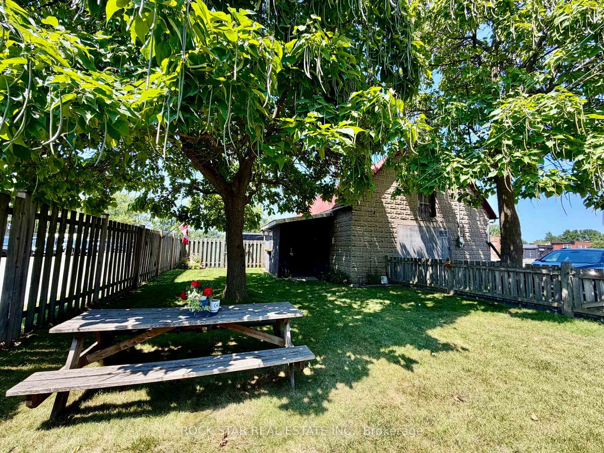 Photo 31 of 135 Sherwood Drive, Brantford, Old West Brant — HOMEH