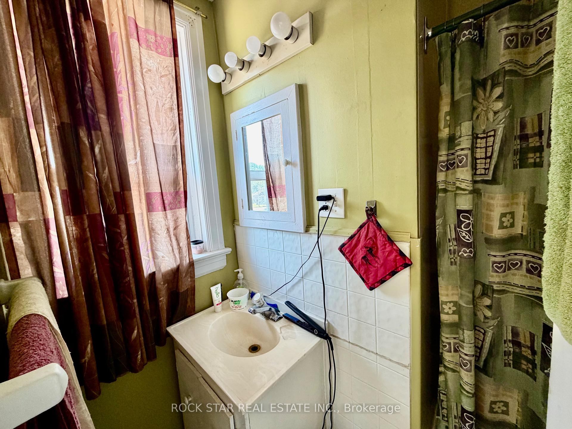 Photo 35 of 135 Sherwood Drive, Brantford, Old West Brant — HOMEH