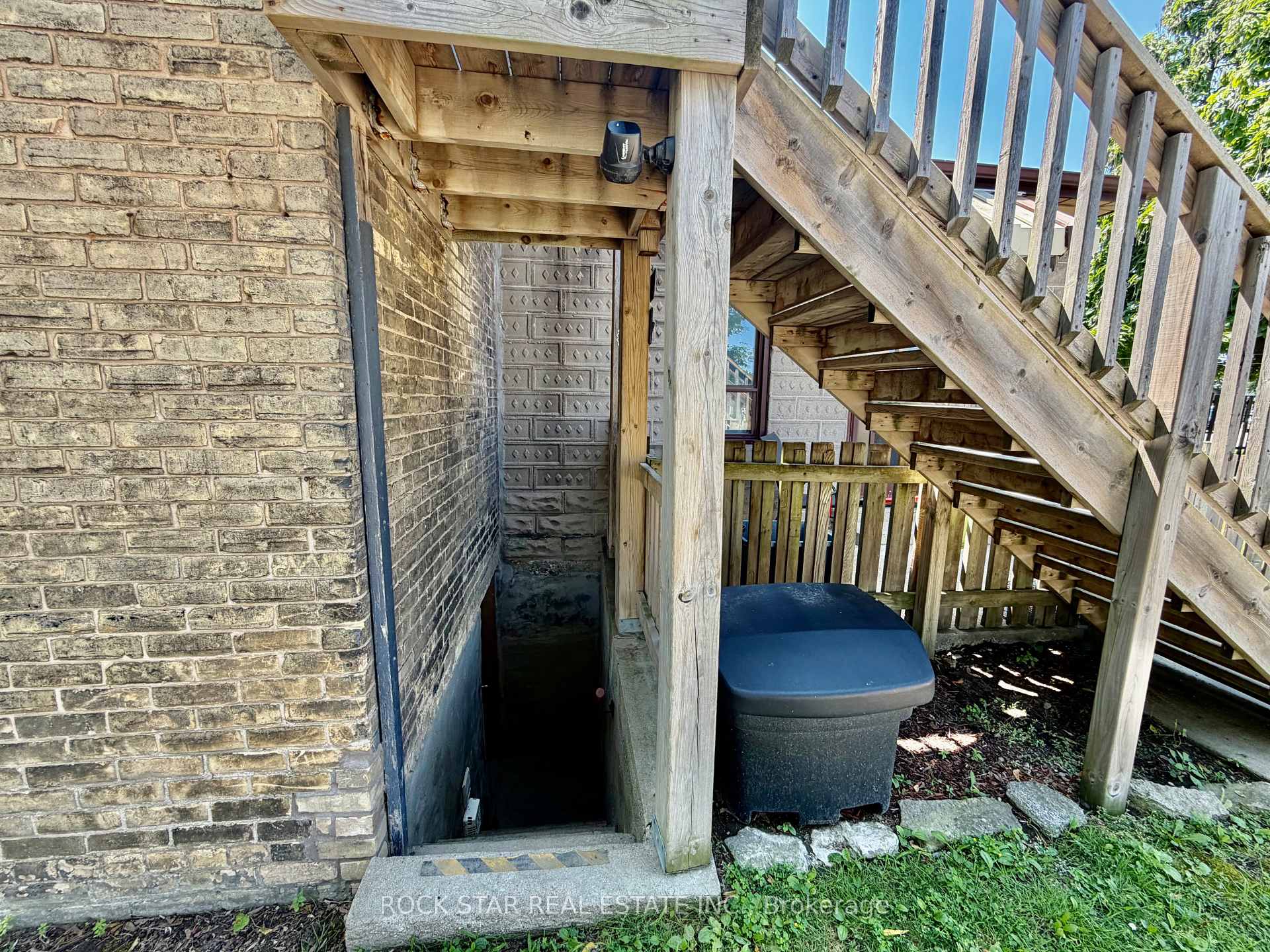 Photo 38 of 135 Sherwood Drive, Brantford, Old West Brant — HOMEH