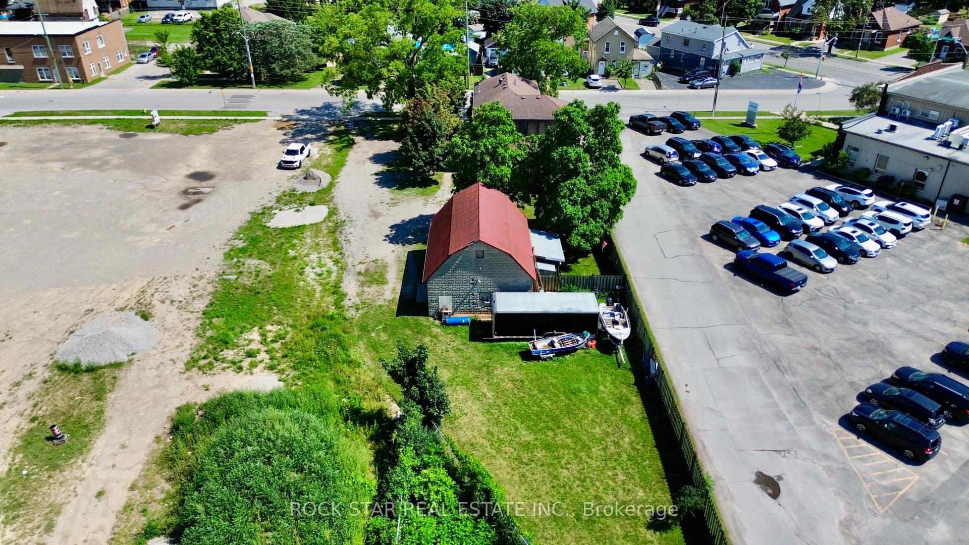 Photo 42 of 135 Sherwood Drive, Brantford, Old West Brant — HOMEH