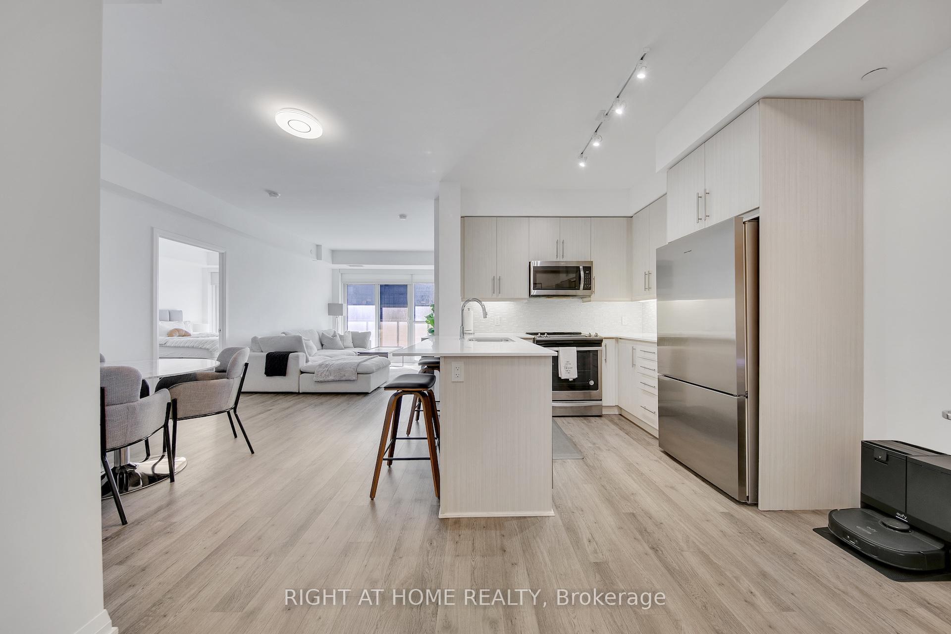Photo 3 of Unit 903, 65 Oneida Crescent, Richmond Hill, Langstaff — HOMEH