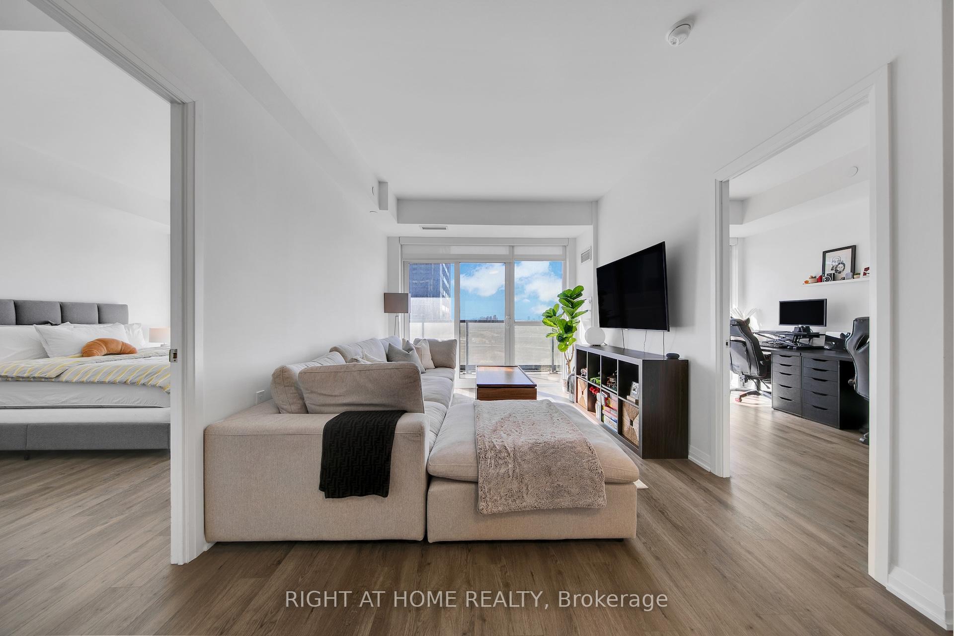 Photo 4 of Unit 903, 65 Oneida Crescent, Richmond Hill, Langstaff — HOMEH