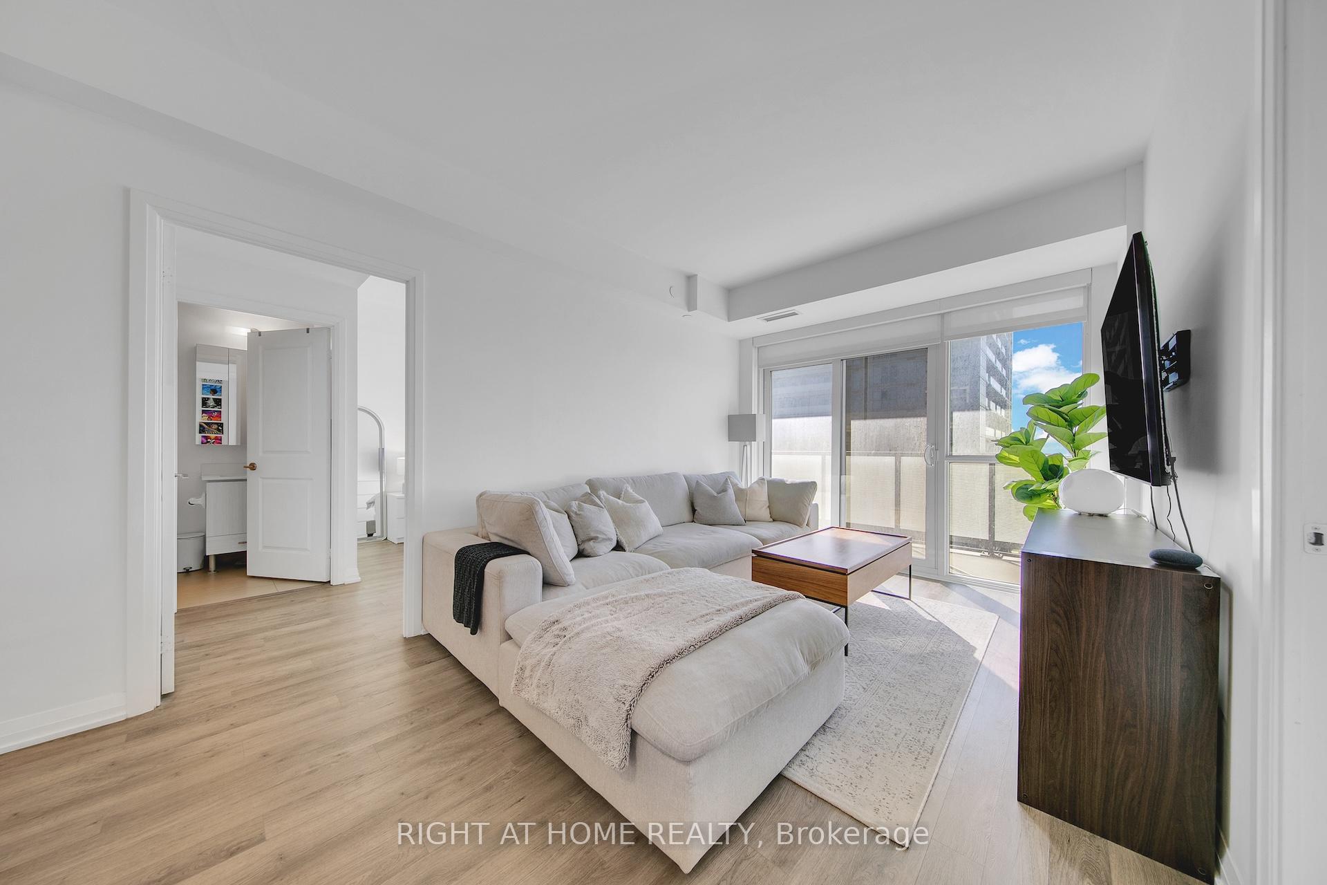 Photo 5 of Unit 903, 65 Oneida Crescent, Richmond Hill, Langstaff — HOMEH