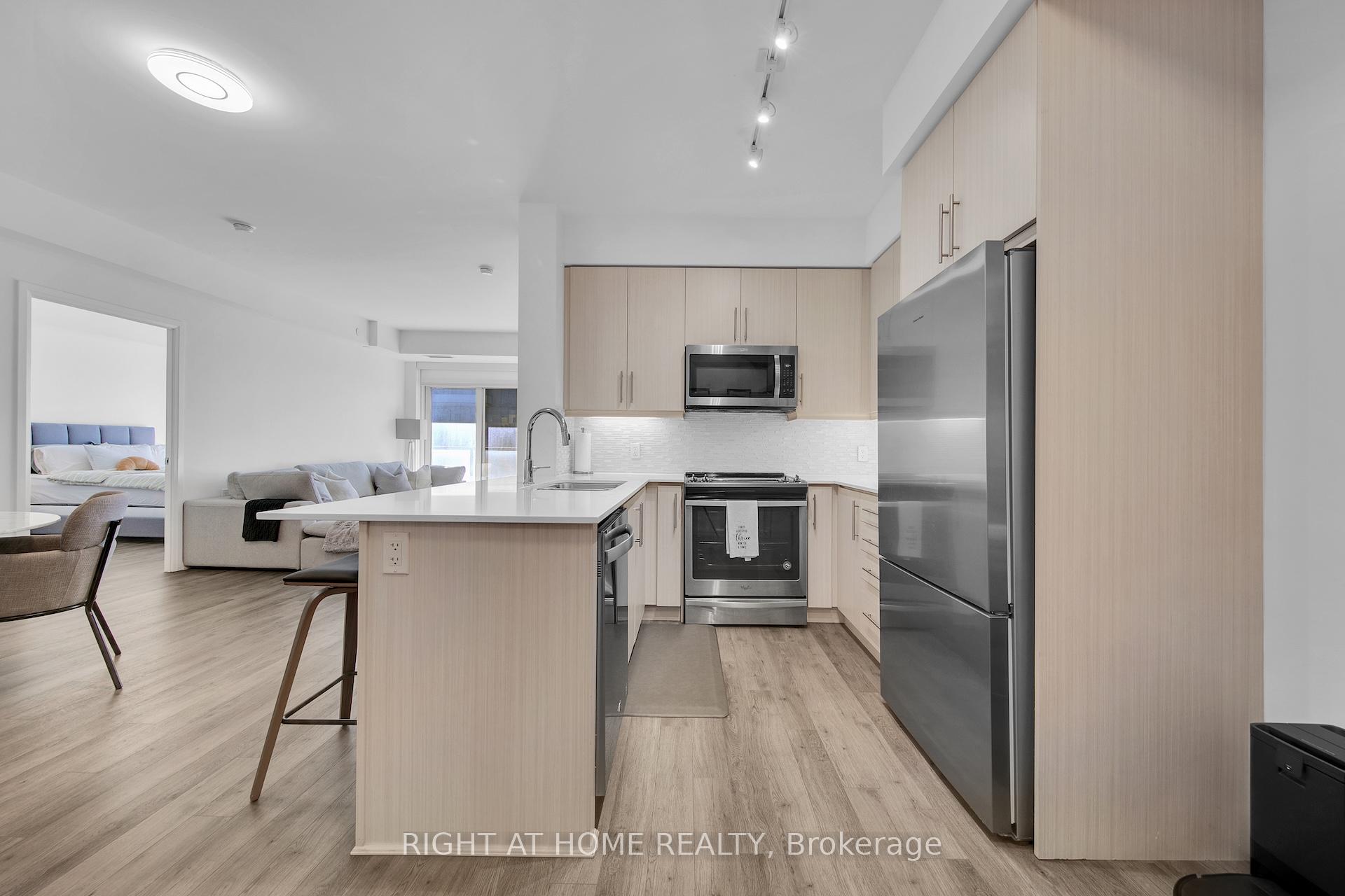 Photo 8 of Unit 903, 65 Oneida Crescent, Richmond Hill, Langstaff — HOMEH