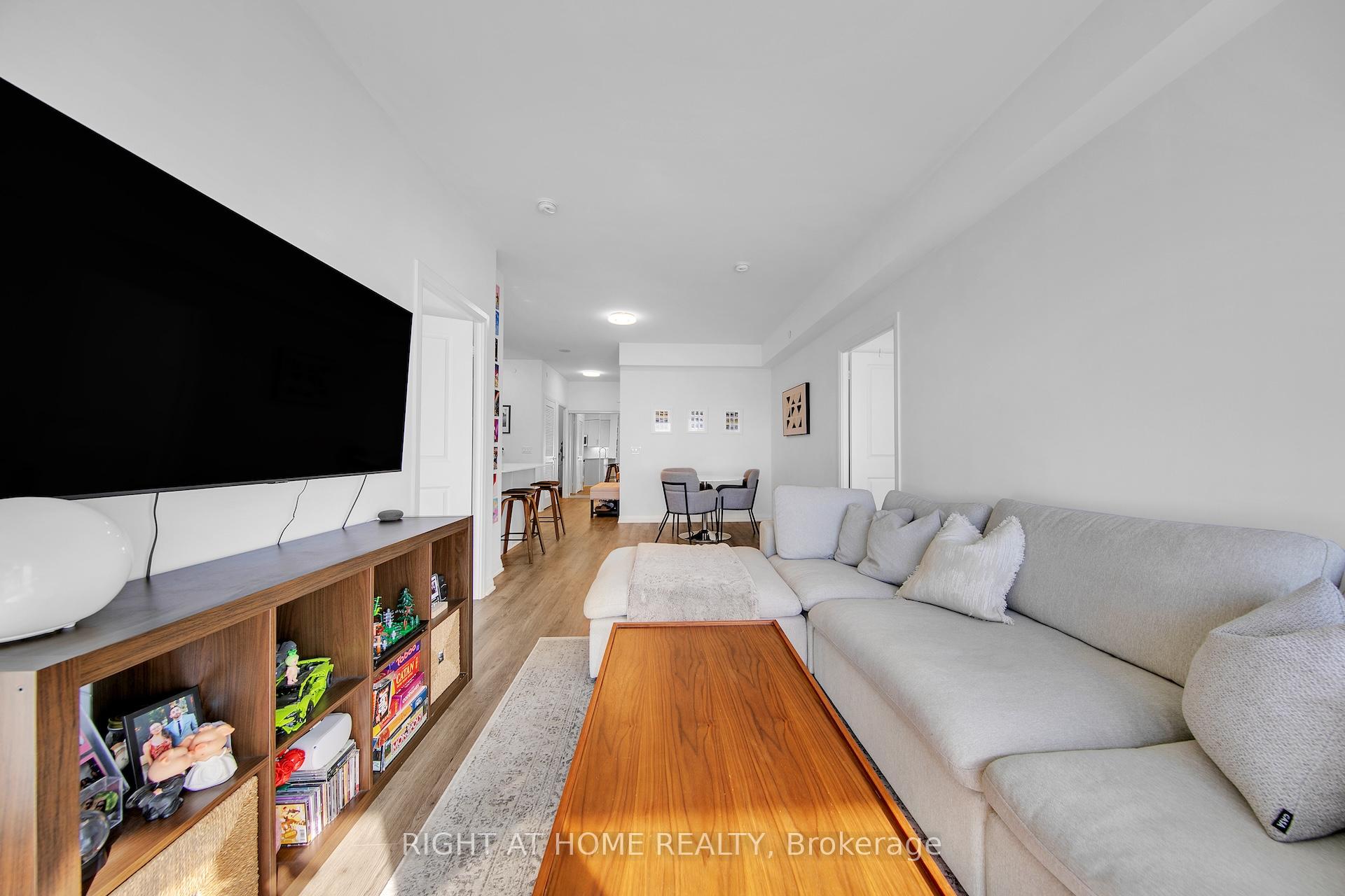 Photo 10 of Unit 903, 65 Oneida Crescent, Richmond Hill, Langstaff — HOMEH
