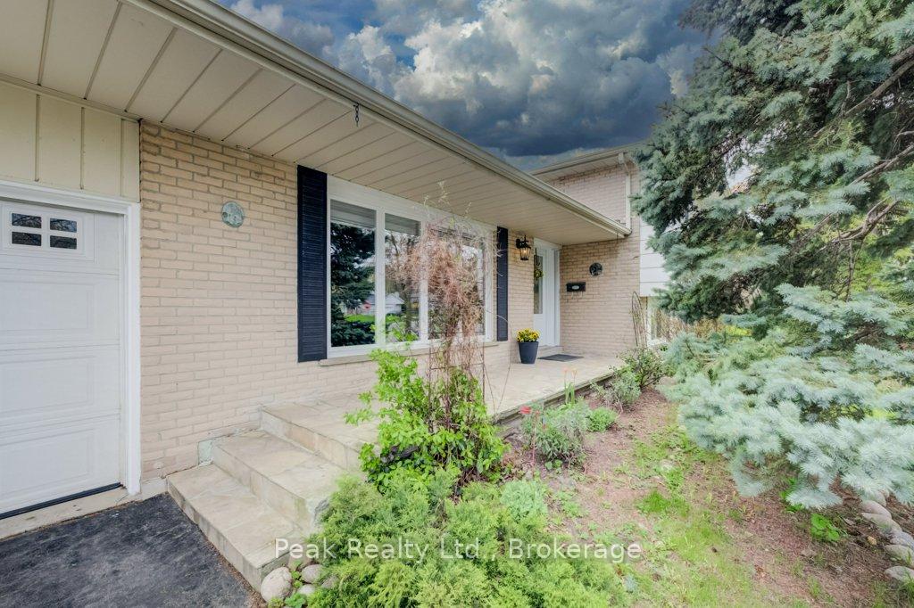 Photo 5 of 2235 Waycross Crescent, Mississauga, Sheridan — HOMEH