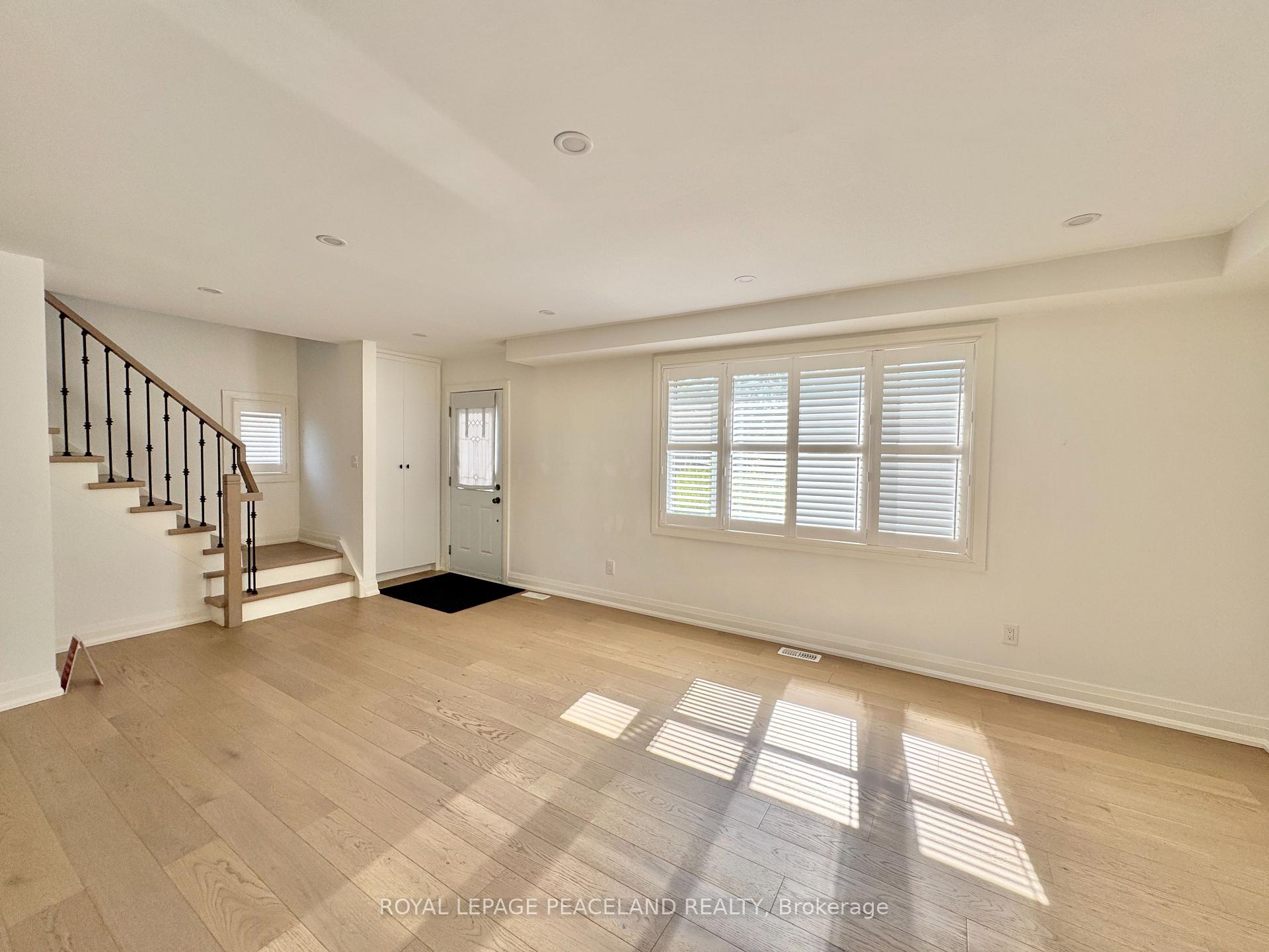 Photo 3 of 29 Rosita Crescent, Scarborough, Clairlea-Birchmount — HOMEH
