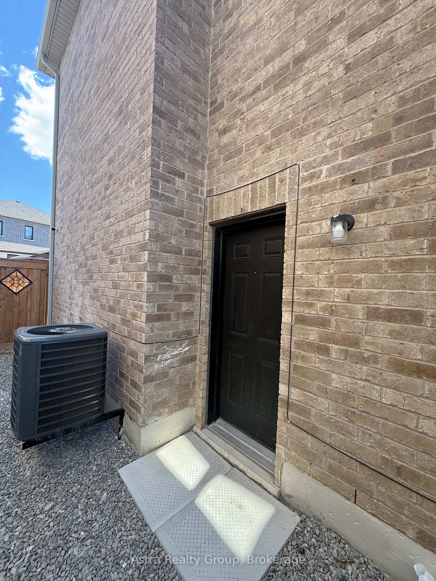 Photo 3 of 105 Coldwell Bay Circle, Vaughan, Kleinburg — HOMEH