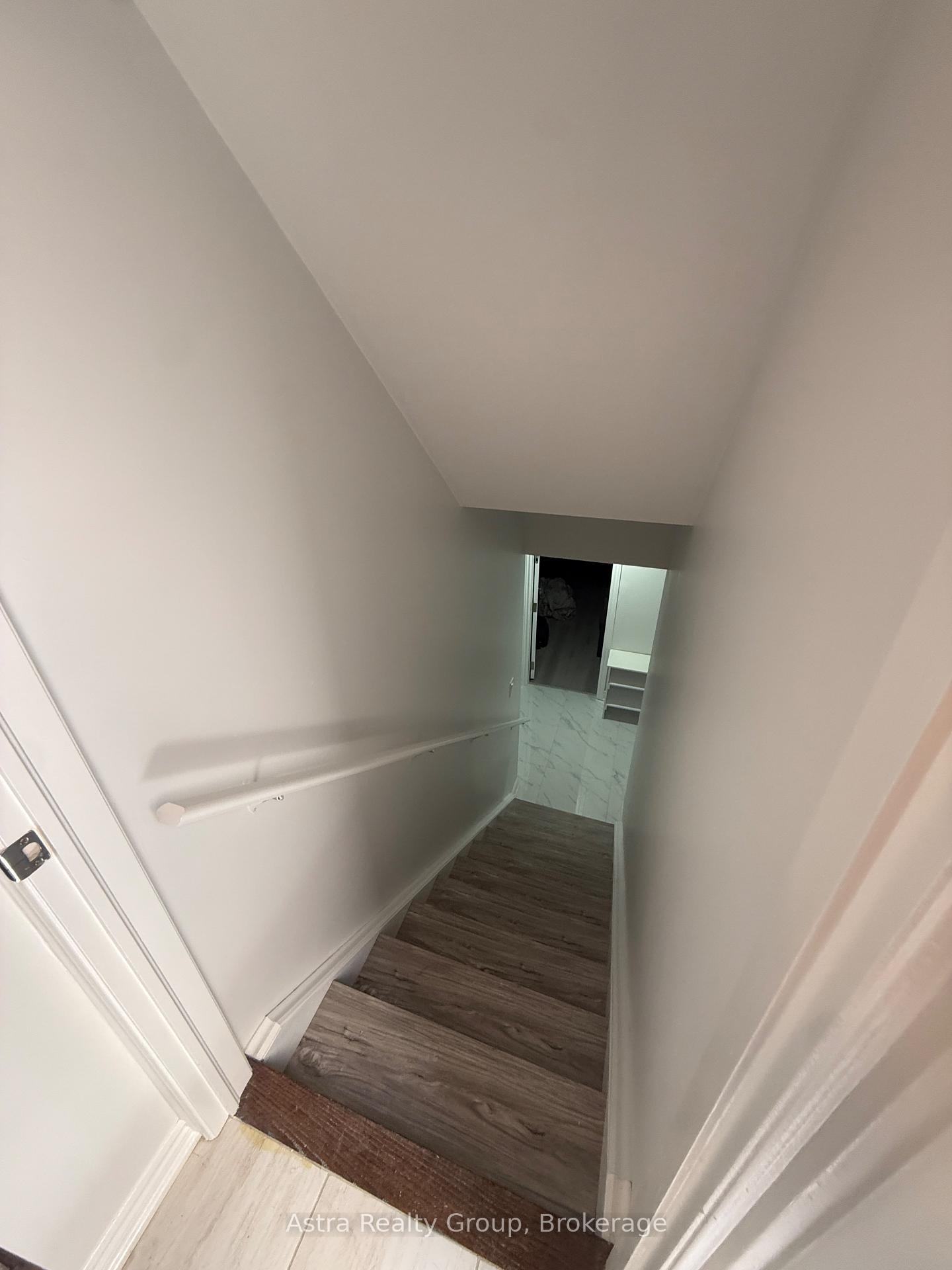 Photo 5 of 105 Coldwell Bay Circle, Vaughan, Kleinburg — HOMEH