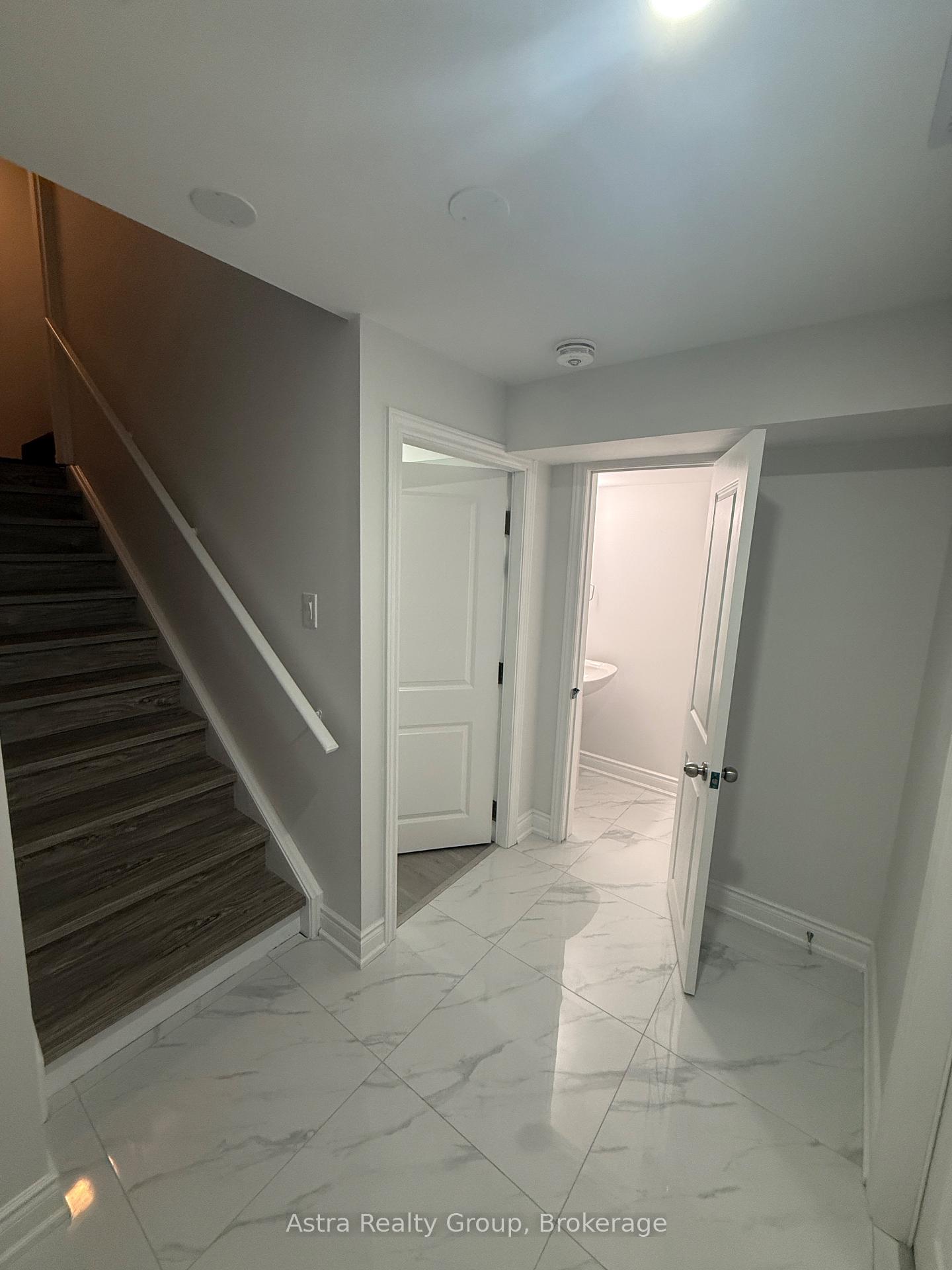 Photo 7 of 105 Coldwell Bay Circle, Vaughan, Kleinburg — HOMEH