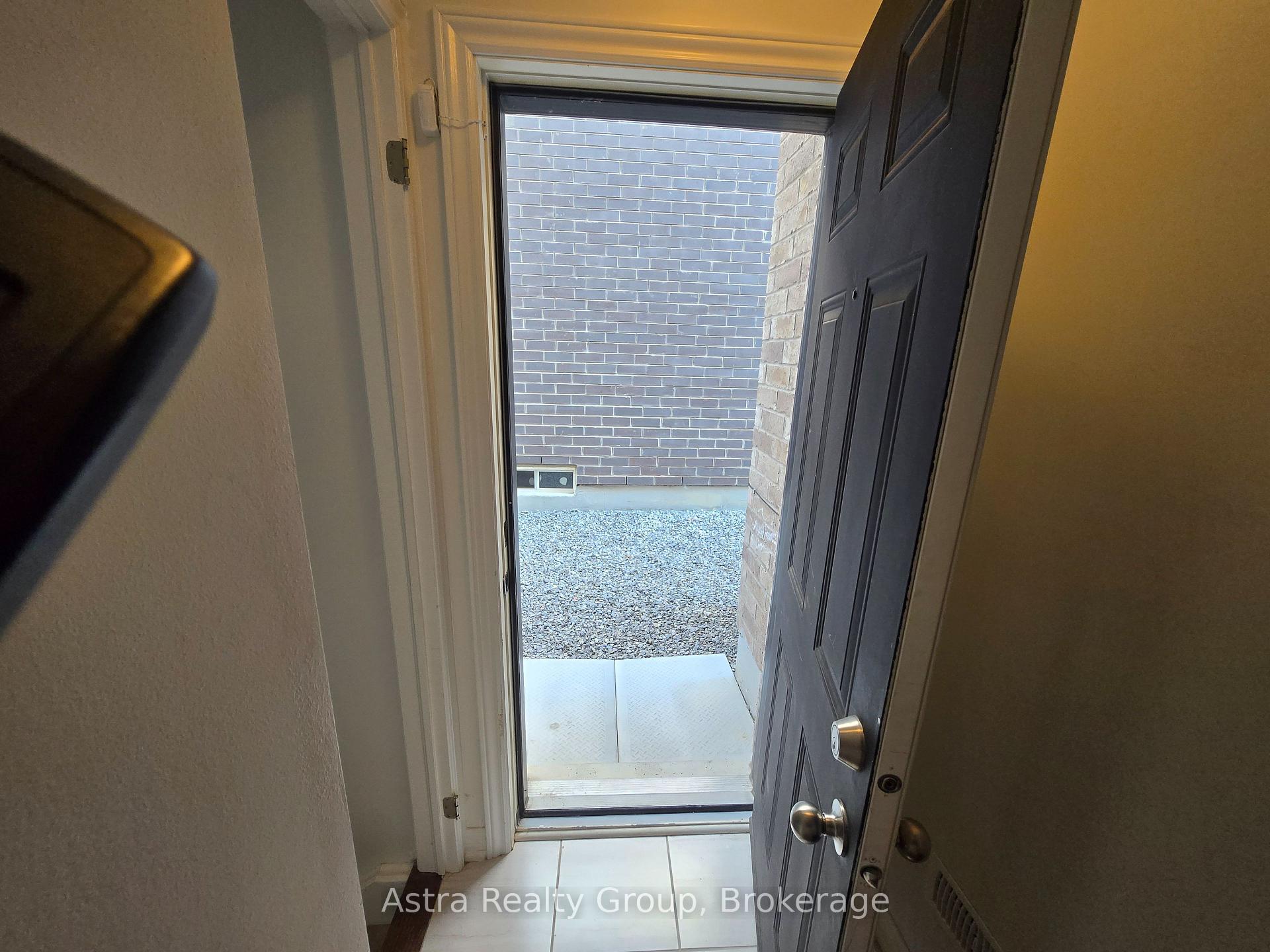 Photo 4 of 105 Coldwell Bay Circle, Vaughan, Kleinburg — HOMEH