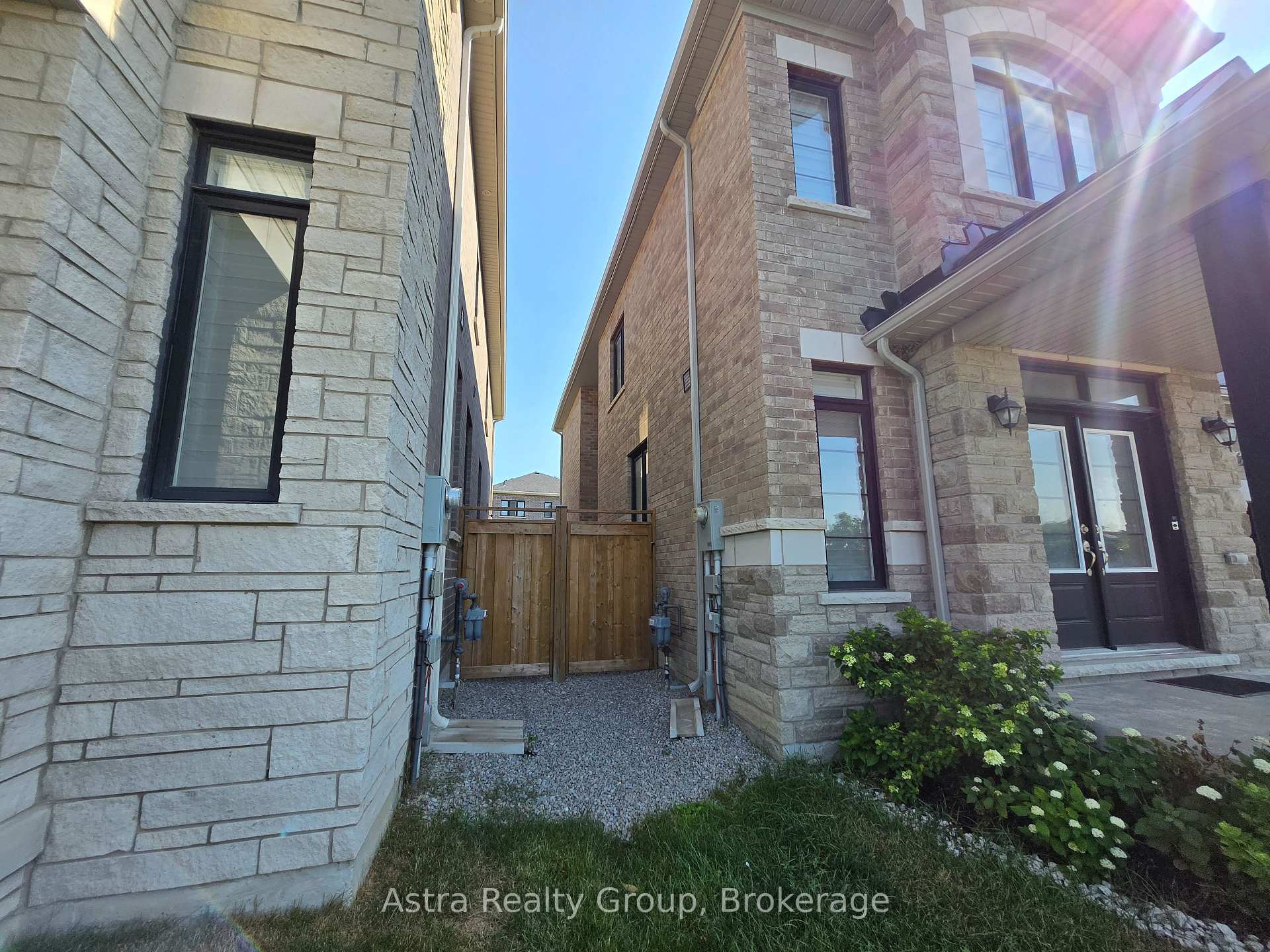Photo 6 of 105 Coldwell Bay Circle, Vaughan, Kleinburg — HOMEH