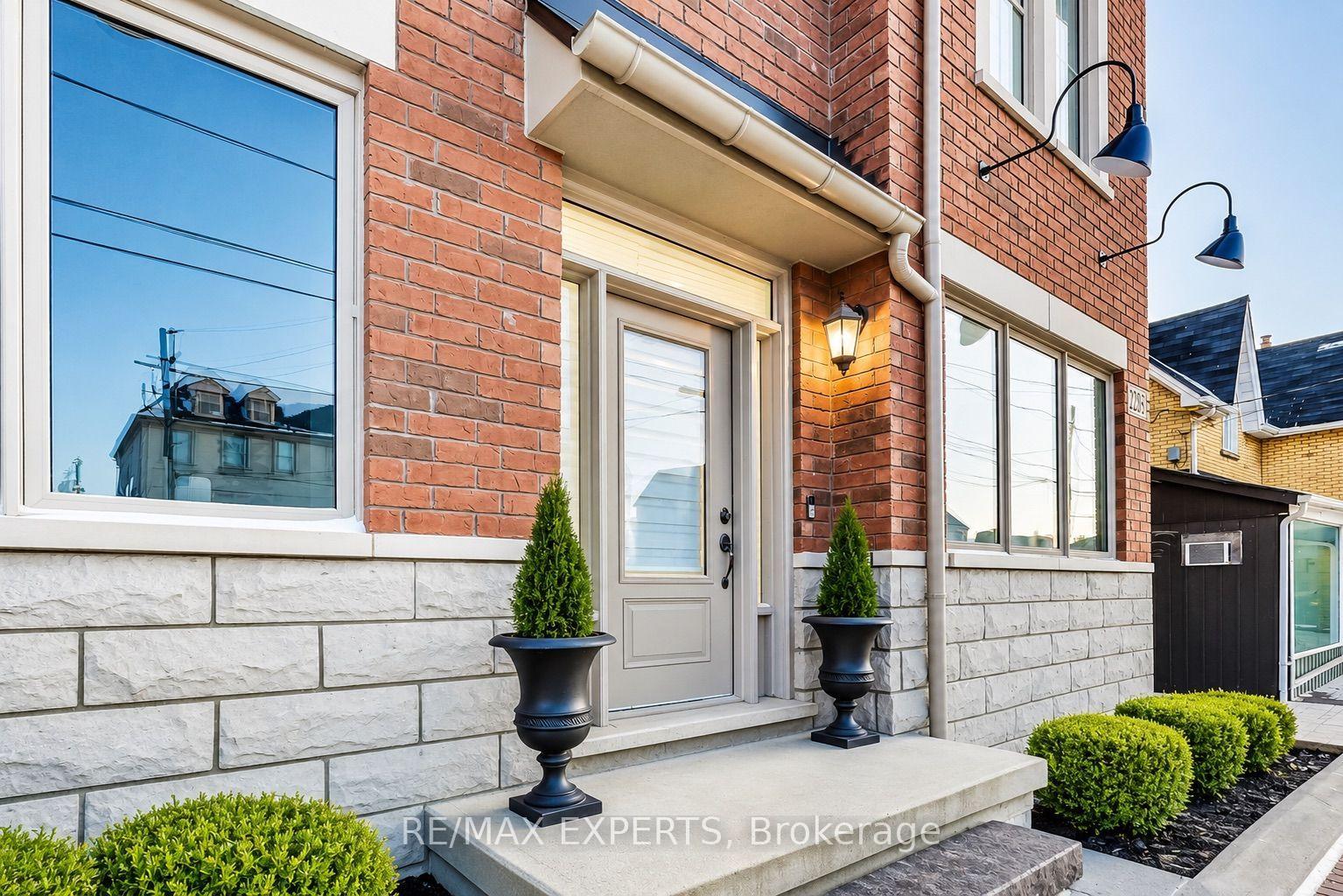 Photo 2 of 2285 Major Mackenzie Drive W, Vaughan, Maple — HOMEH