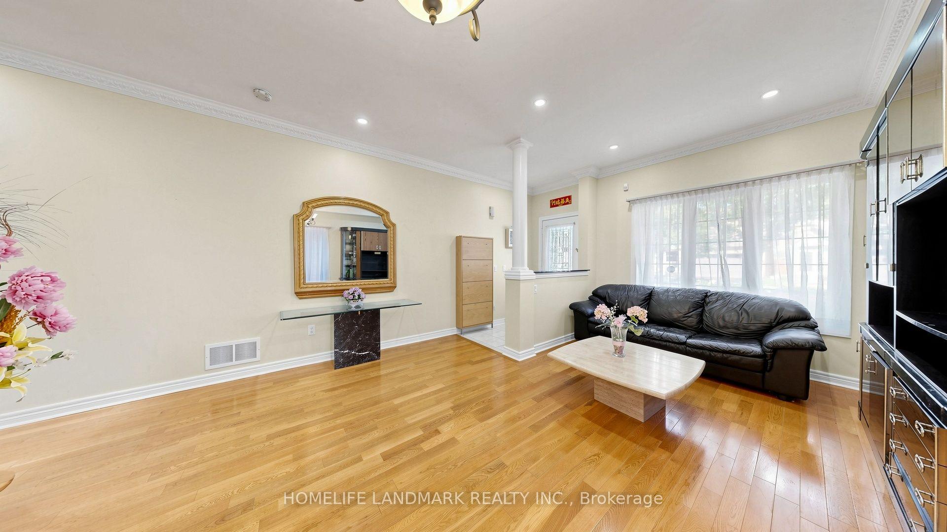 Photo 3 of 220 Williamson Road, Markham, Greensborough — HOMEH