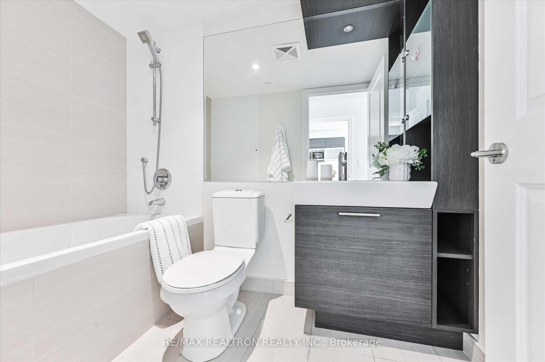 Photo 12 of Unit 4103, 386 Yonge Street, Toronto, Bay Street Corridor — HOMEH