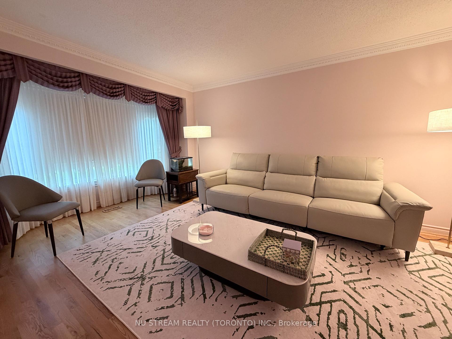 Photo 3 of 8 Roverdale Court, Markham, Unionville — HOMEH