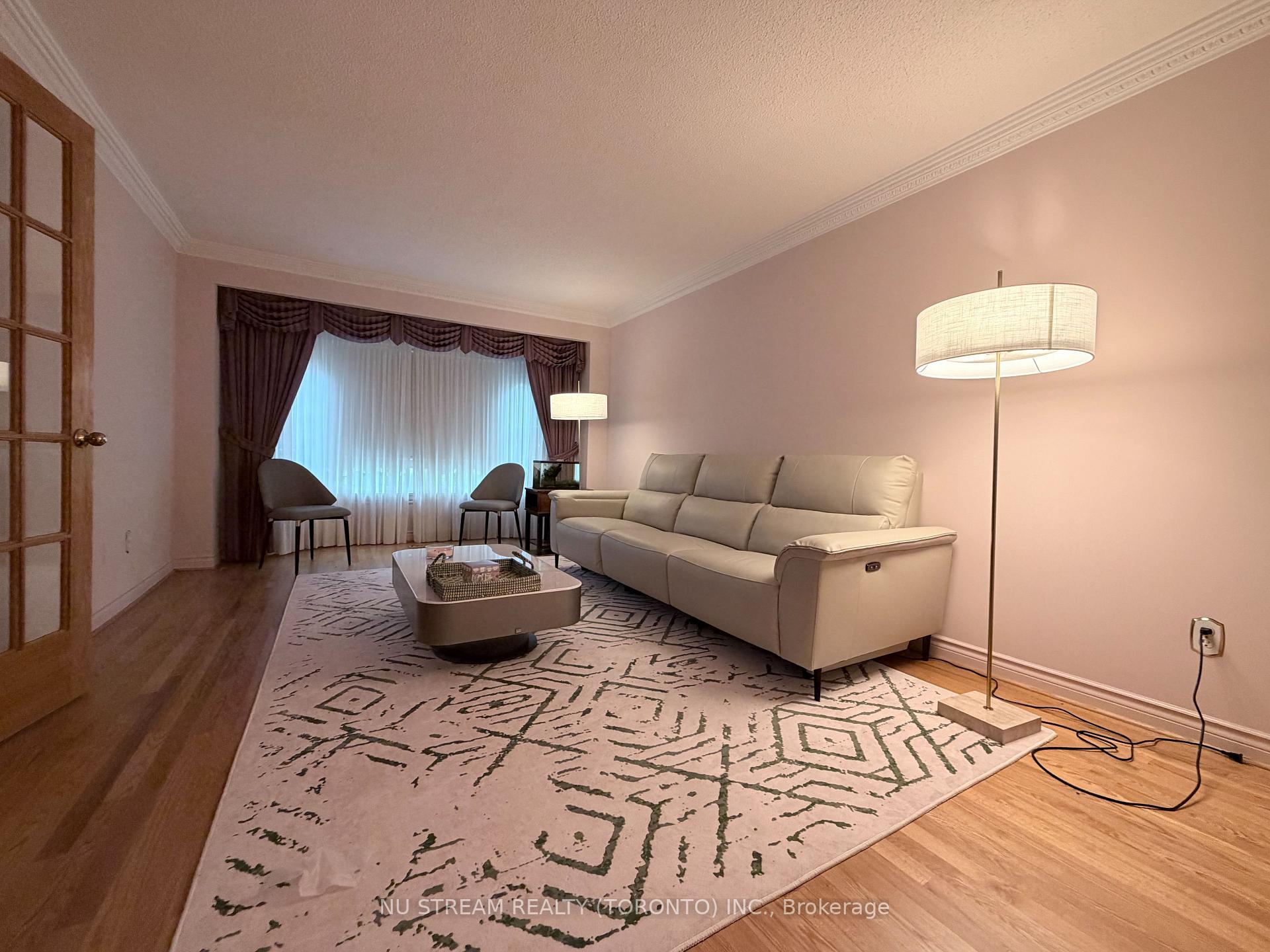 Photo 4 of 8 Roverdale Court, Markham, Unionville — HOMEH