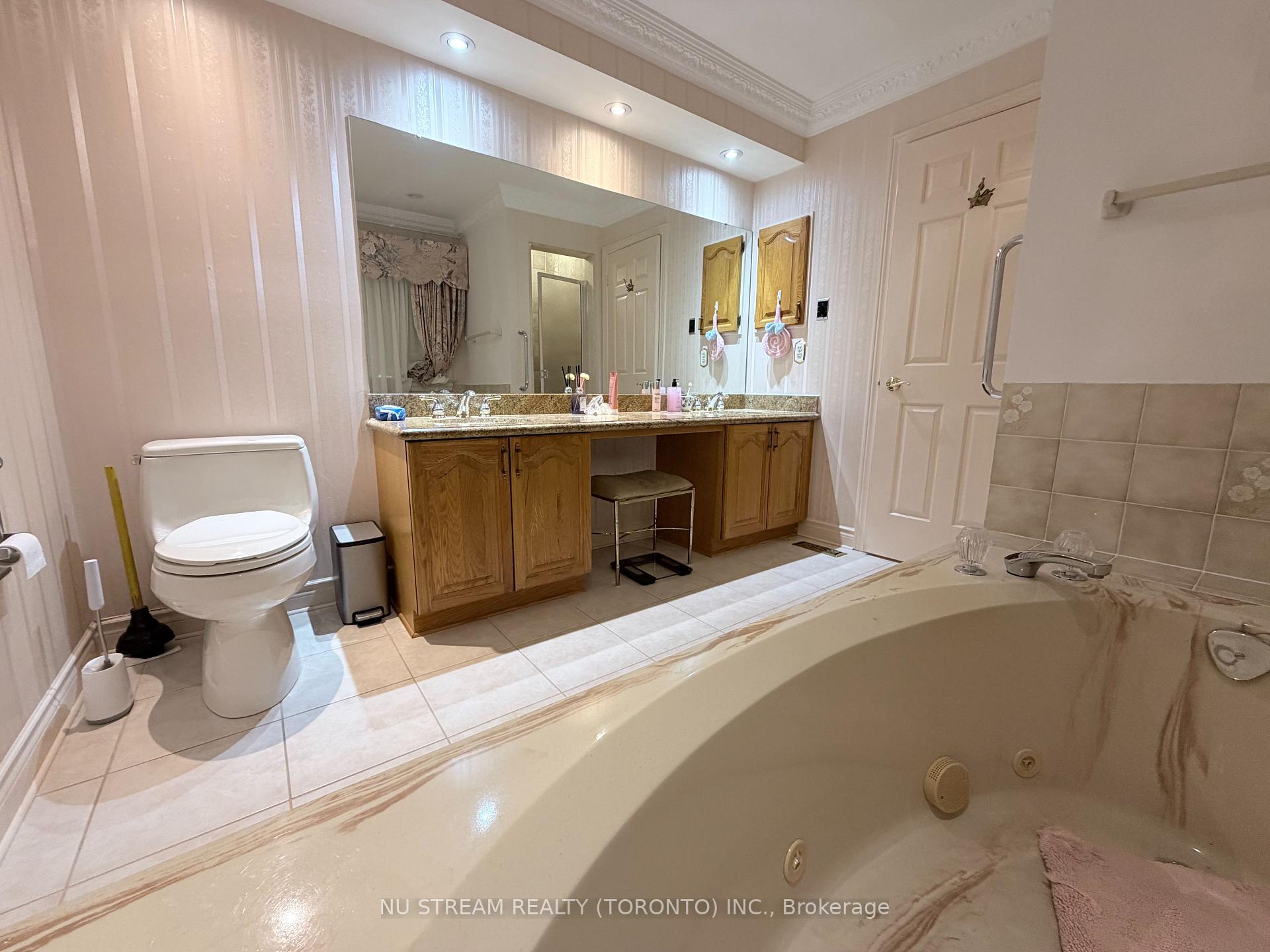Photo 11 of 8 Roverdale Court, Markham, Unionville — HOMEH