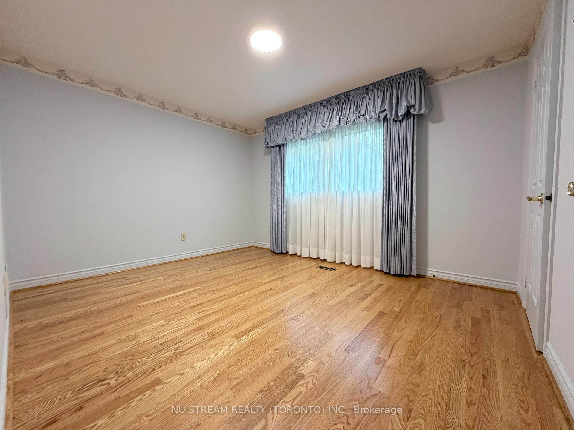 Photo 14 of 8 Roverdale Court, Markham, Unionville — HOMEH