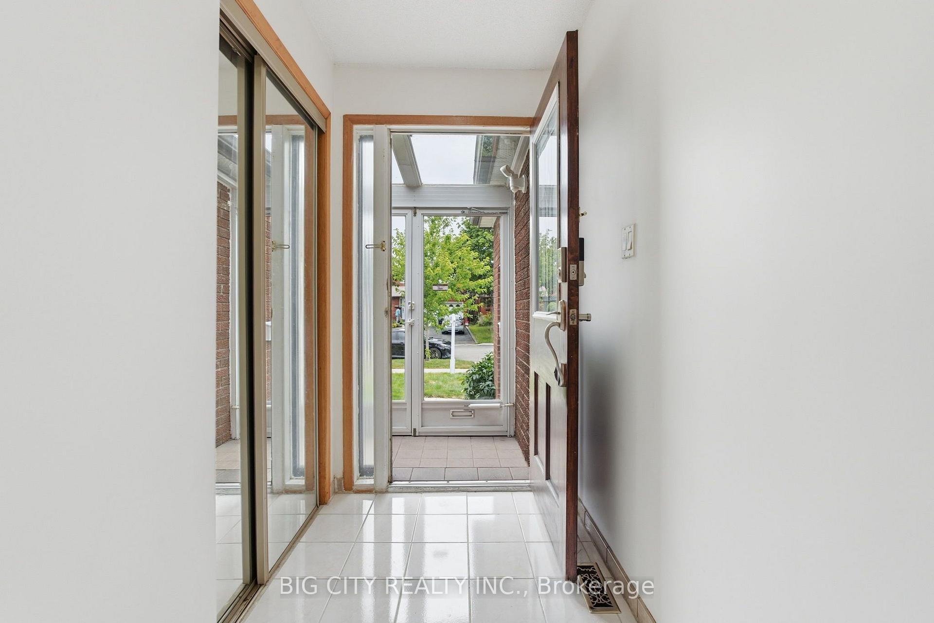 Photo 5 of 29 Rainthorpe Crescent, Scarborough, L'Amoreaux — HOMEH