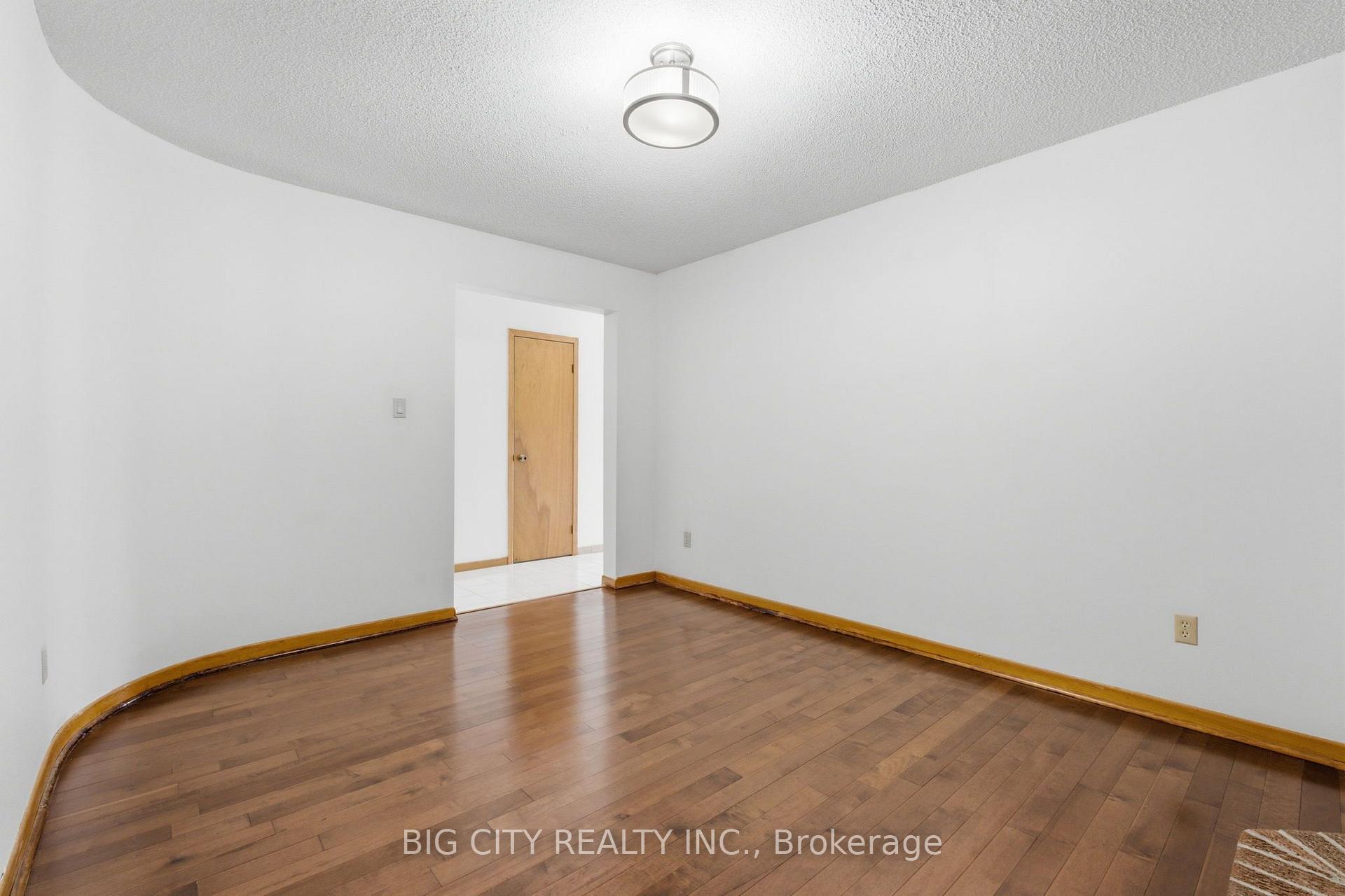 Photo 9 of 29 Rainthorpe Crescent, Scarborough, L'Amoreaux — HOMEH