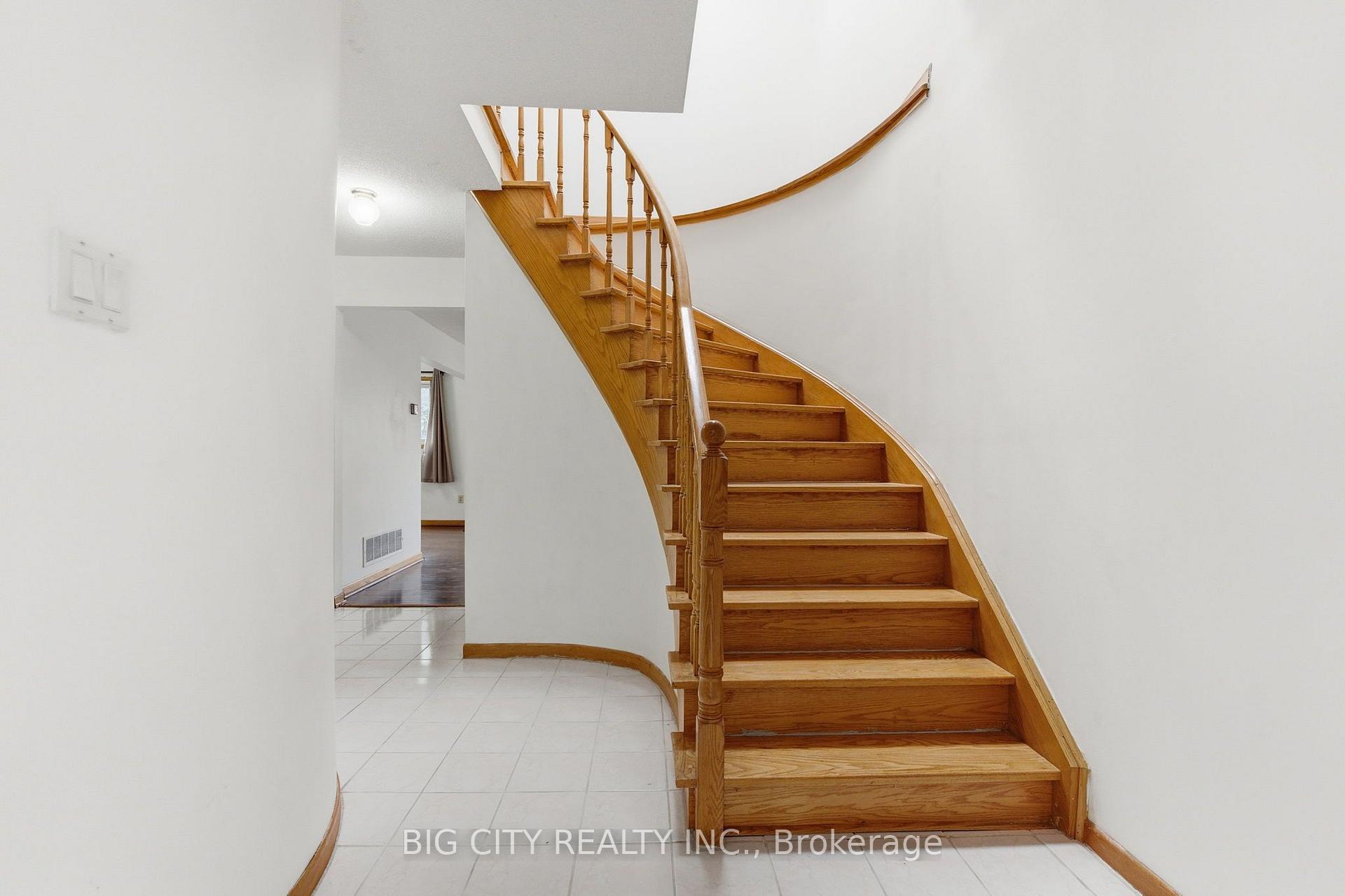 Photo 10 of 29 Rainthorpe Crescent, Scarborough, L'Amoreaux — HOMEH
