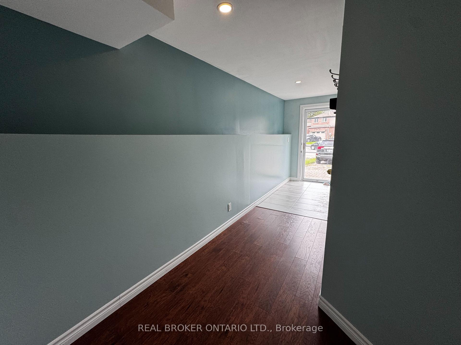 Photo 4 of Unit A, 34 Engel Crescent, Barrie, Letitia Heights — HOMEH