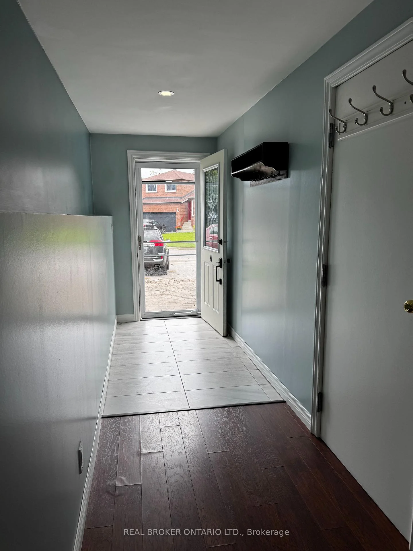 Photo 5 of Unit A, 34 Engel Crescent, Barrie, Letitia Heights — HOMEH