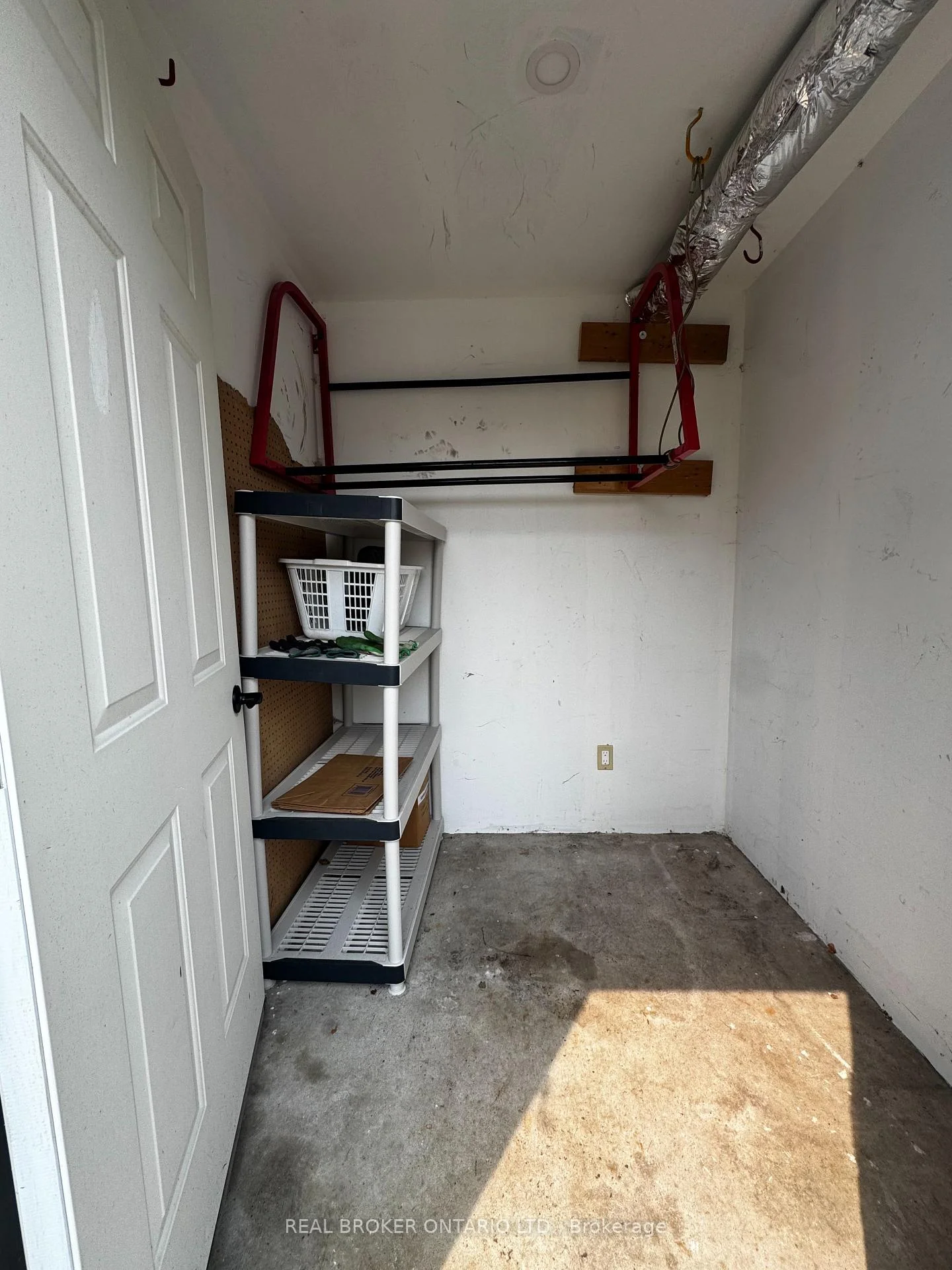 Photo 33 of Unit A, 34 Engel Crescent, Barrie, Letitia Heights — HOMEH