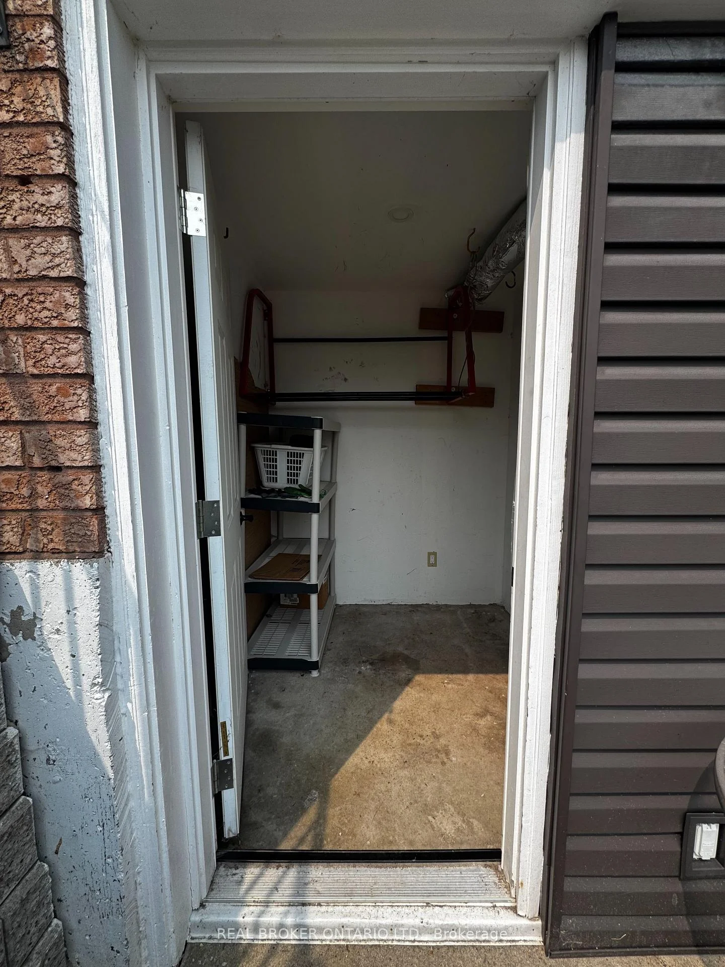 Photo 34 of Unit A, 34 Engel Crescent, Barrie, Letitia Heights — HOMEH
