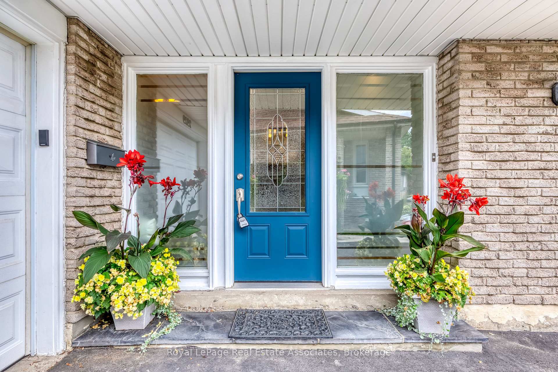 Photo 2 of 2929 Arvida Circle, Mississauga, Meadowvale — HOMEH
